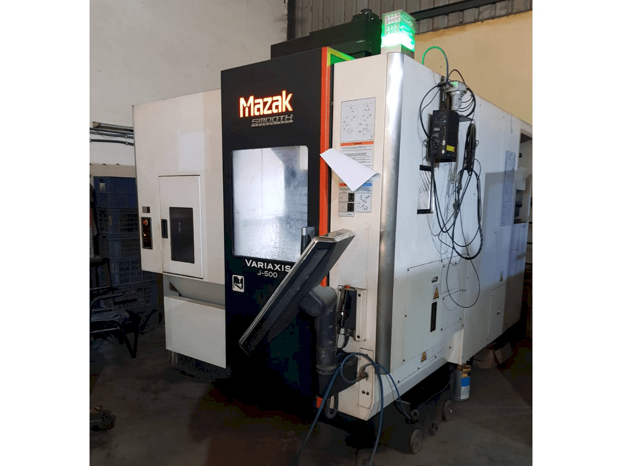 Vista frontale della macchina Mazak Variaxis J-500