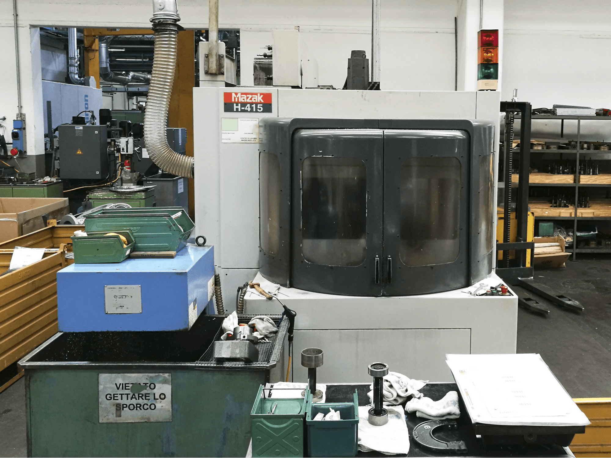 Vista frontale della macchina Mazak H-415