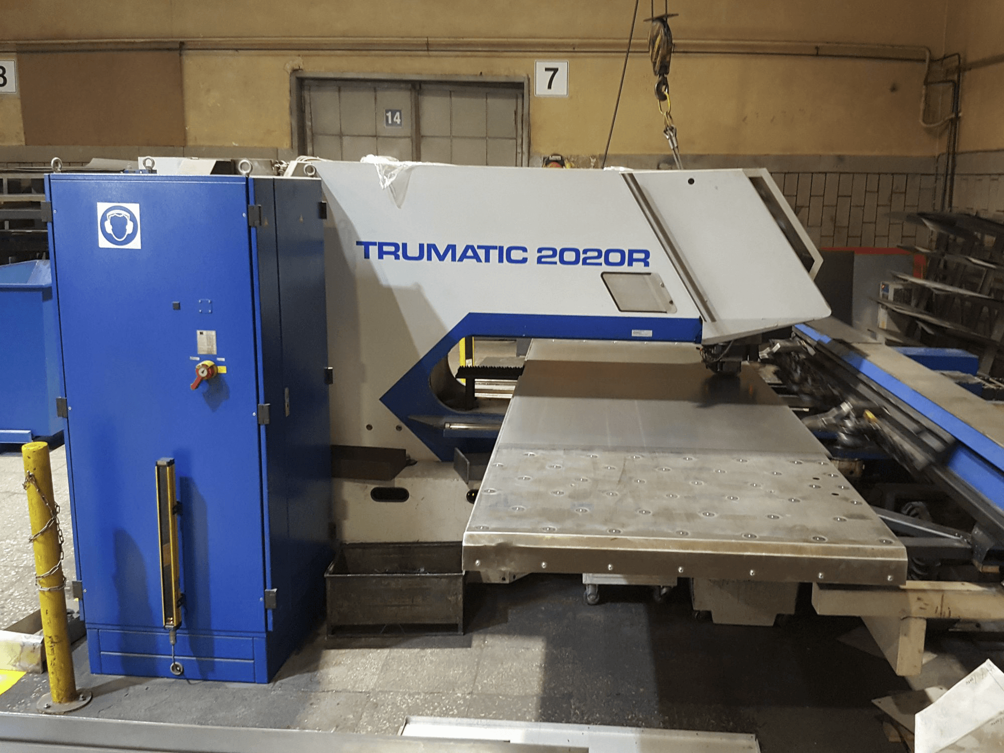 Vista frontale della macchina Trumpf Trumatic 2020R