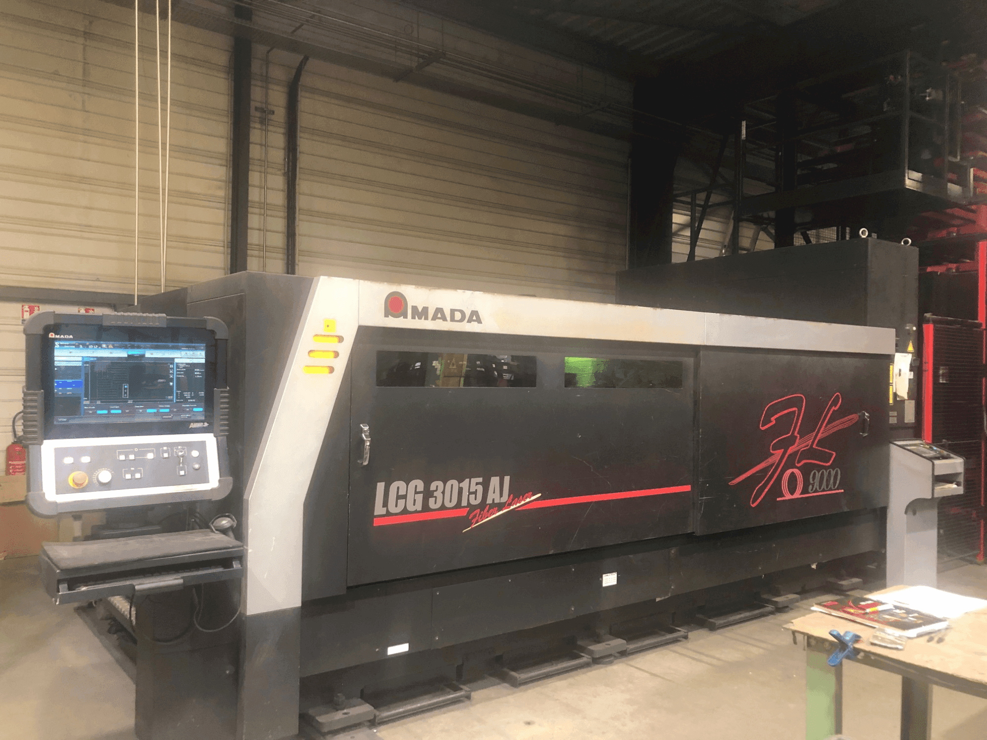 Vista frontale della macchina AMADA LCG-3015AJ 9kw + ASLUL TWIN TOWER
