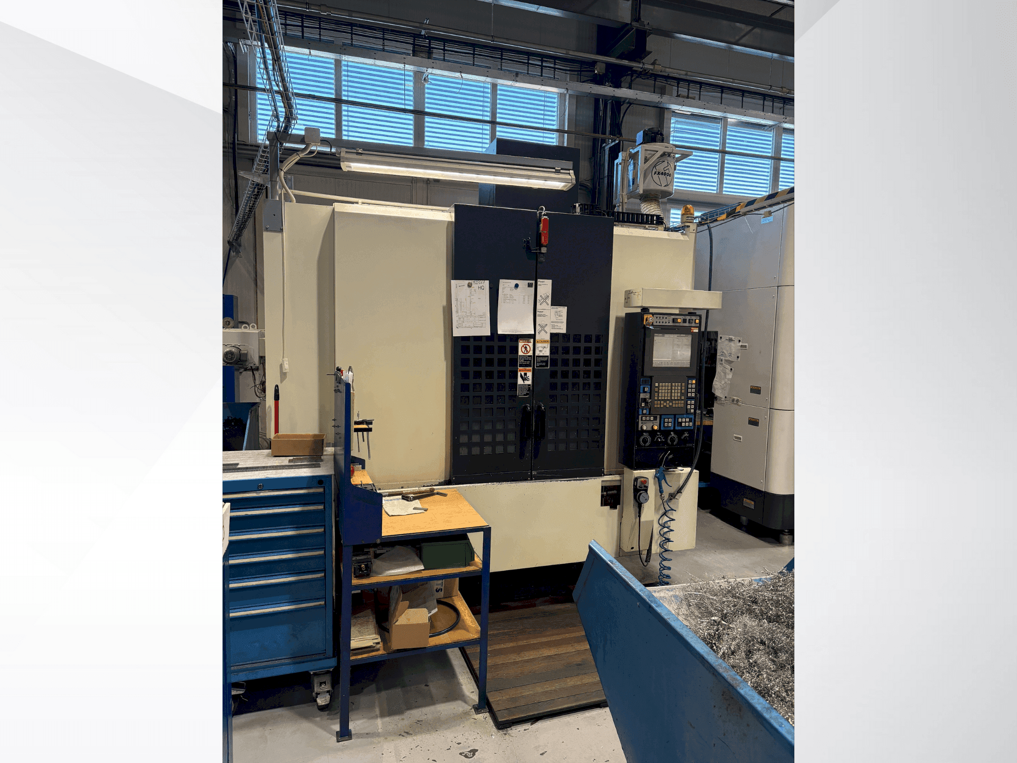 Vista frontale della macchina Makino S56