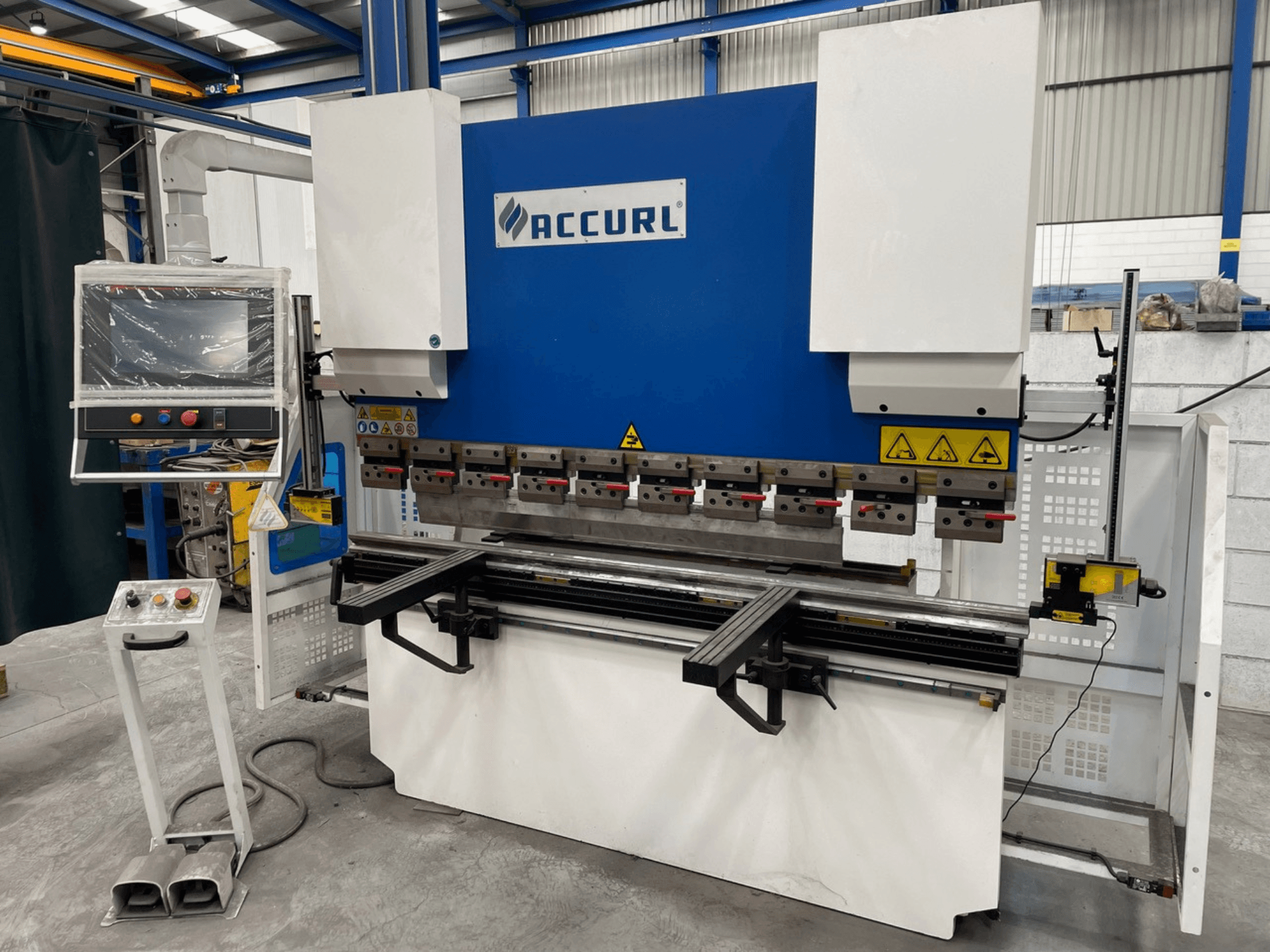 Piegatrice ACCURL M37-63Tx2000 vista frontale con pannello di controllo, dispositivi di sicurezza e utensili di piegatura visibili.