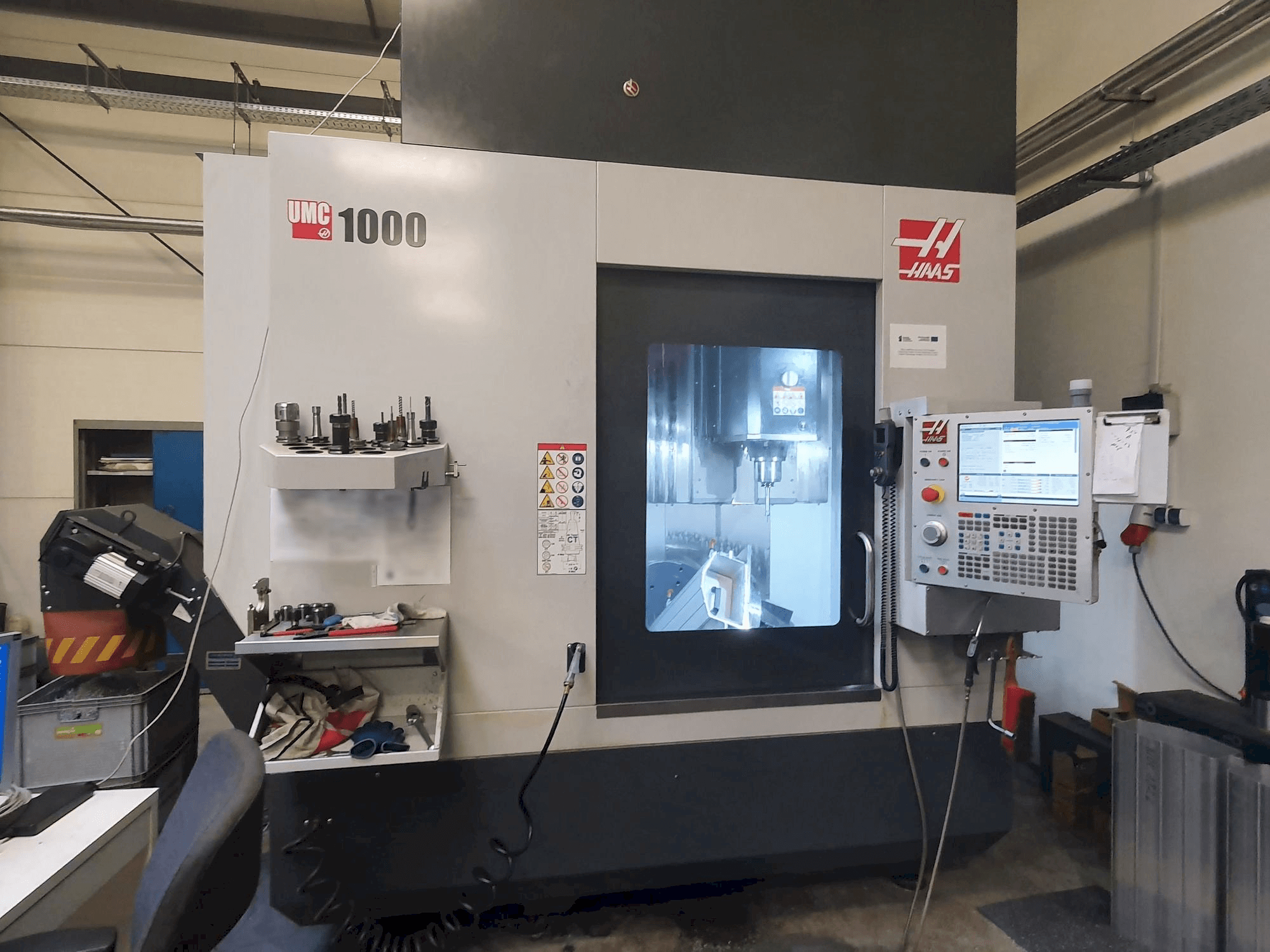 Vista frontale della macchina HAAS UMC-1000
