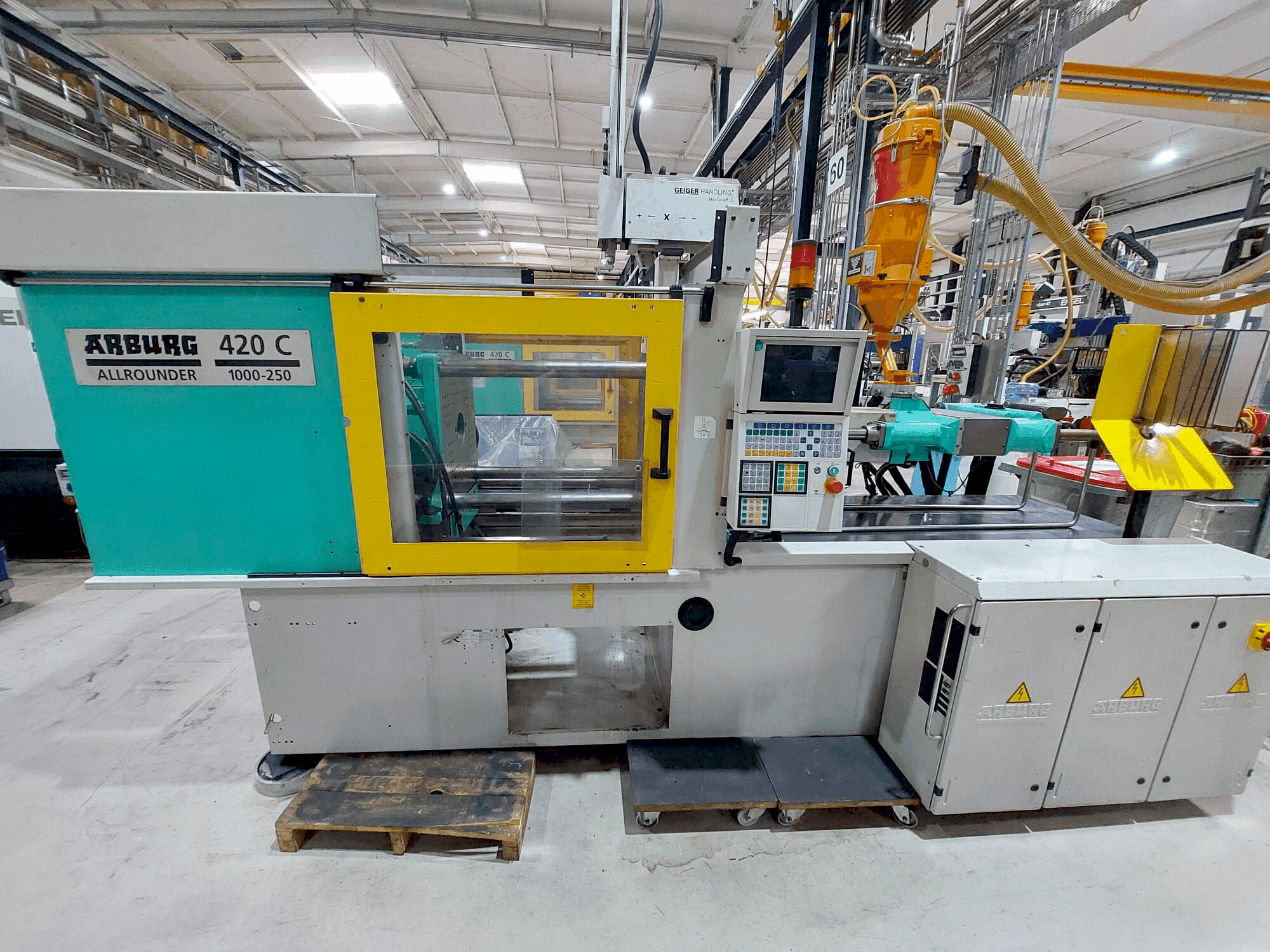 Vista frontale della macchina Arburg 420C-1000-250