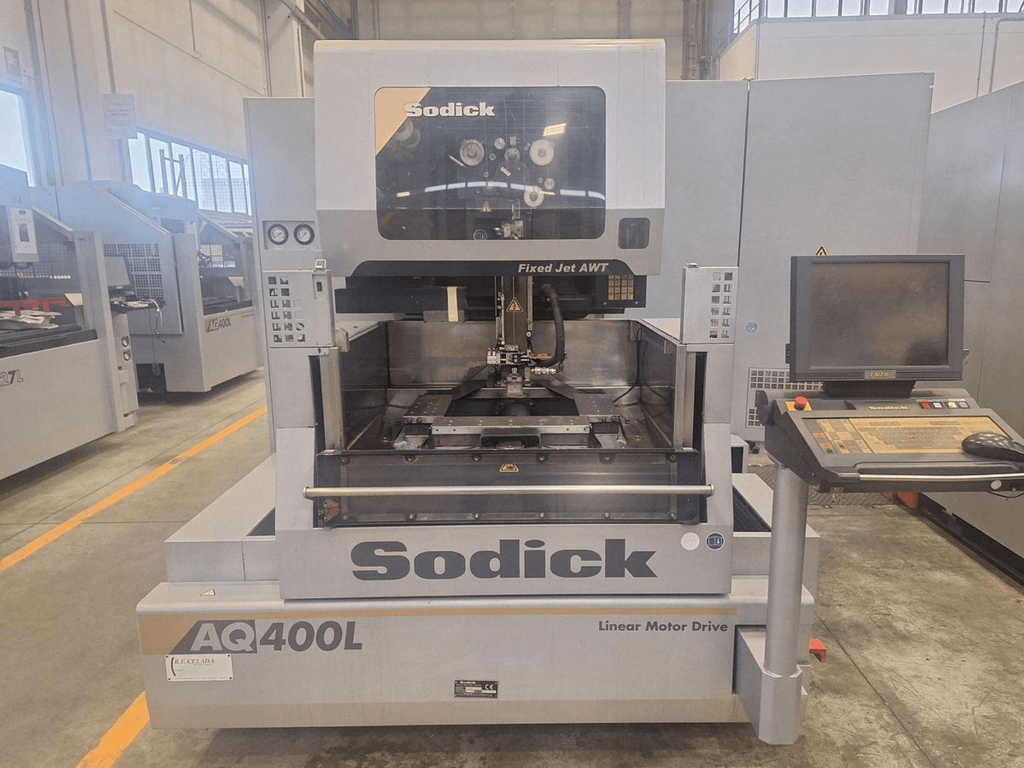 Macchina a motore lineare Sodick AQ400L vista frontalmente, con pannello di controllo e area di lavoro interna.
