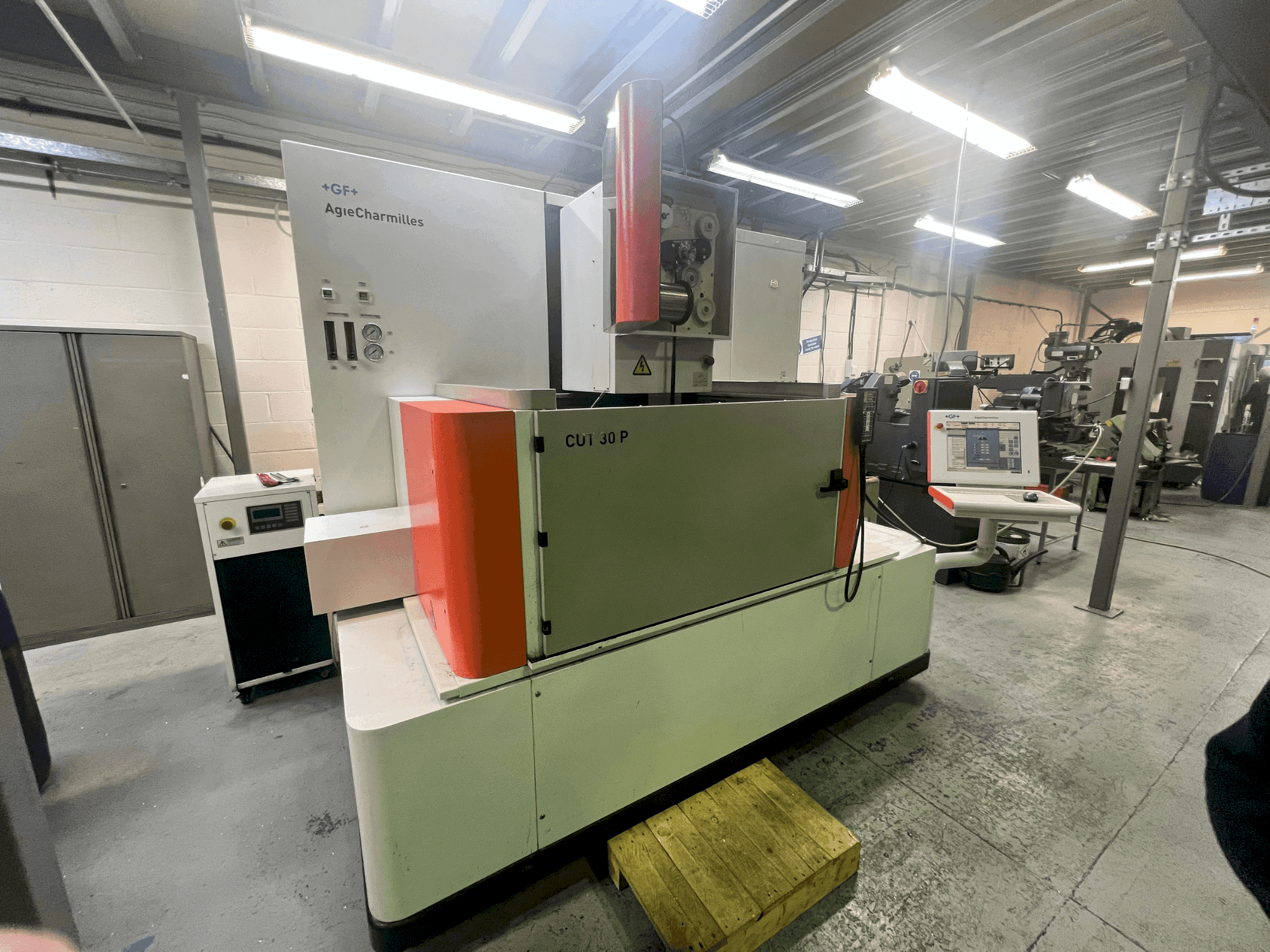 Vista frontale della macchina AgieCharmilles CUT 30P