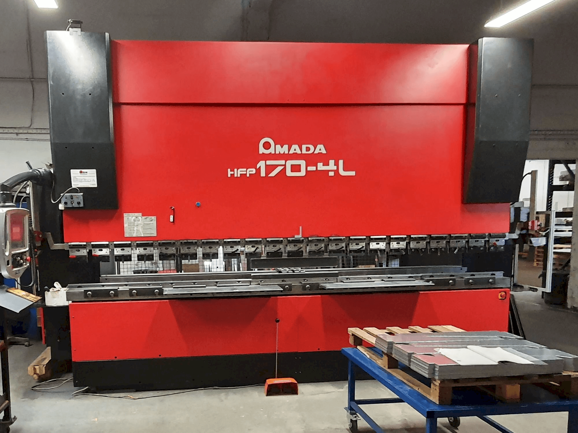 Vista frontale della macchina AMADA HFP 170-4 L