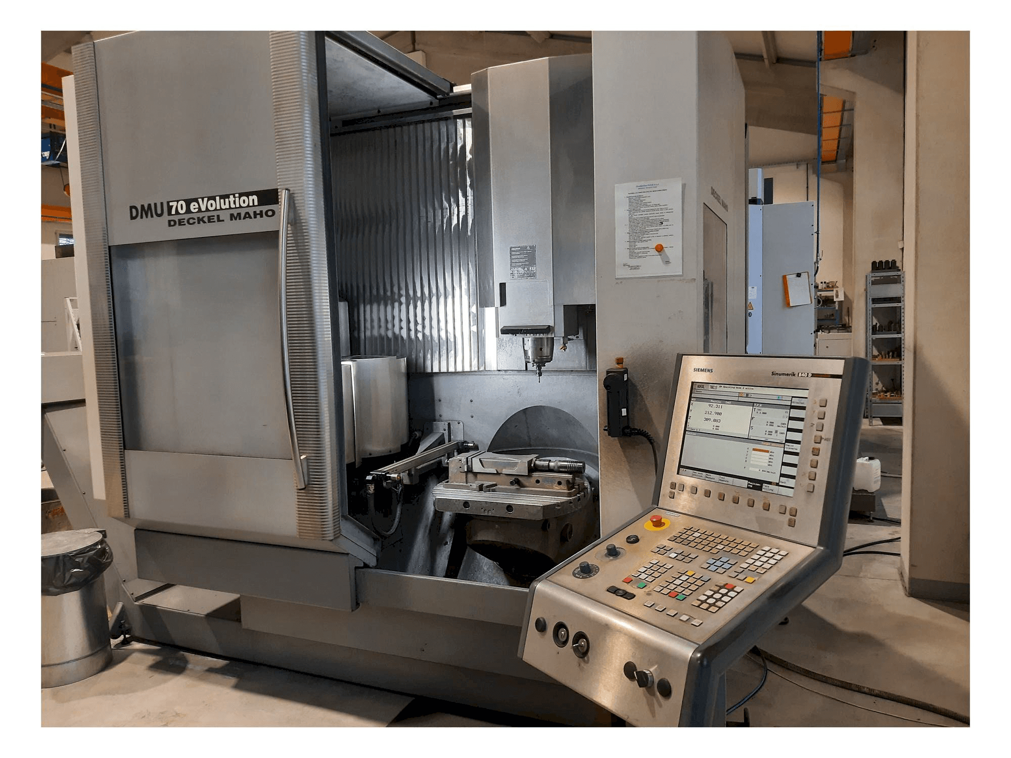 Vista frontale della macchina DMG DMU 70 eVolution