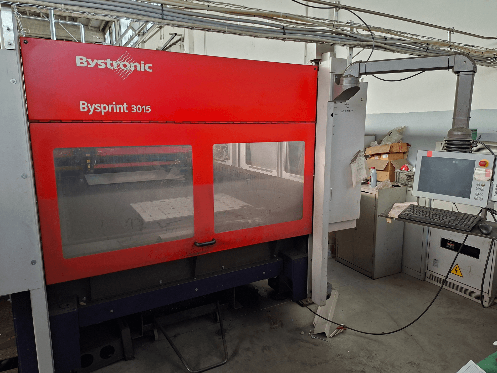 Macchina per il taglio laser a CO₂ Bystronic Bysprint 3015, vista frontale che mostra il pannello di controllo e l'area di taglio laser.