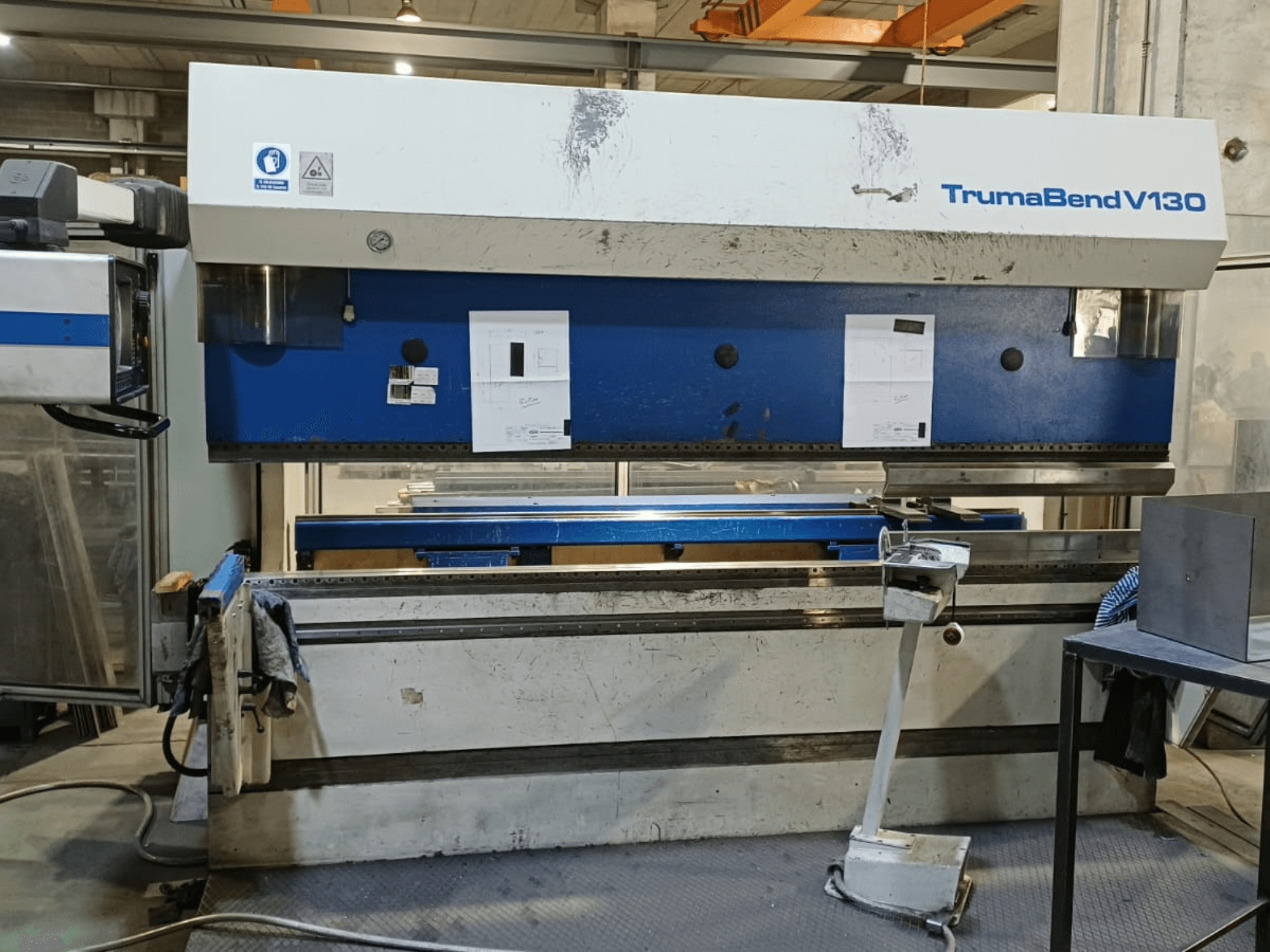 Piegatrice TRUMPF Trumatic Trumabend V130 vista frontale, con pannello di controllo, piano di lavoro e utensili regolabili.
