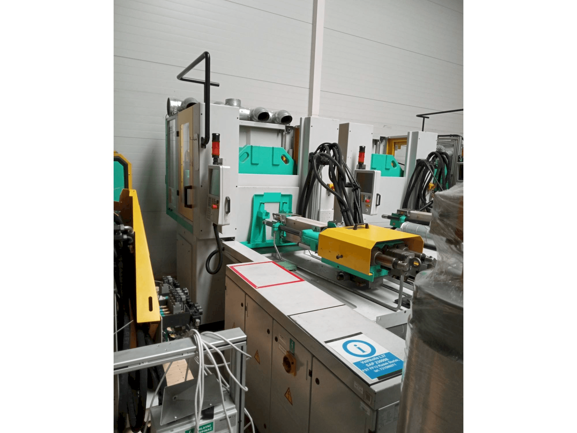 Vista frontale della macchina Arburg Allrounder 1200T-800-150