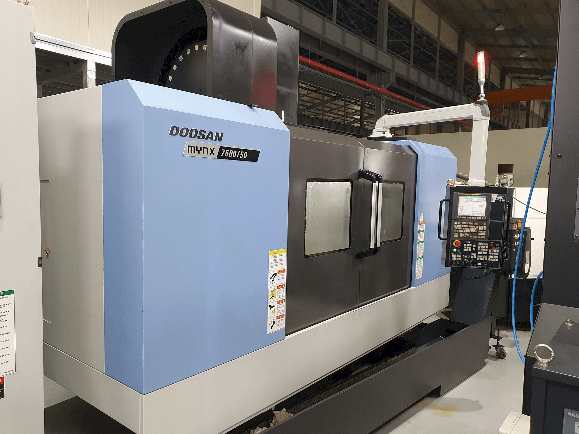 Vista frontale della macchina Doosan MYNX 7500/50