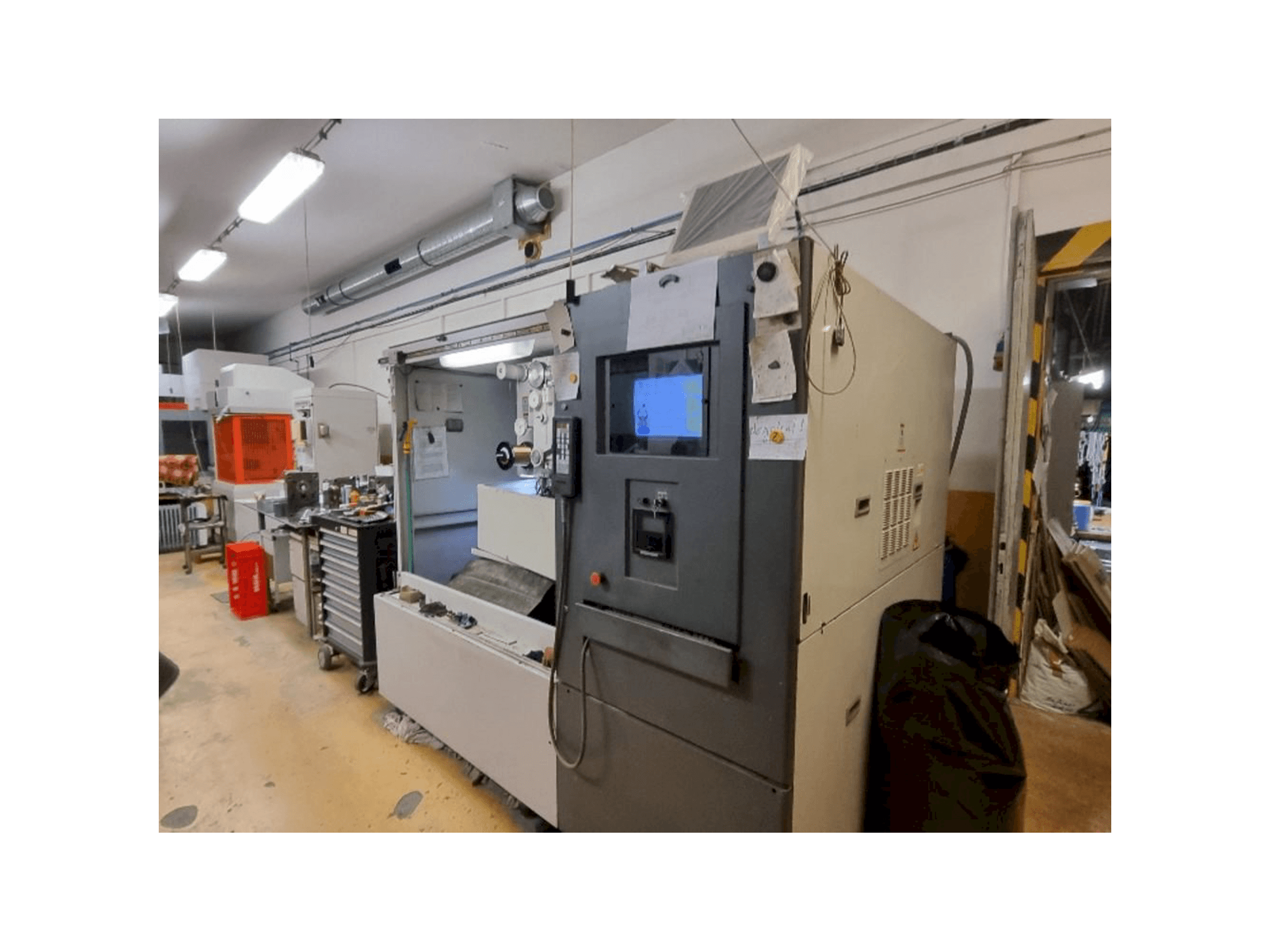 Vista frontale della macchina HITACHI SEIKI 254Y