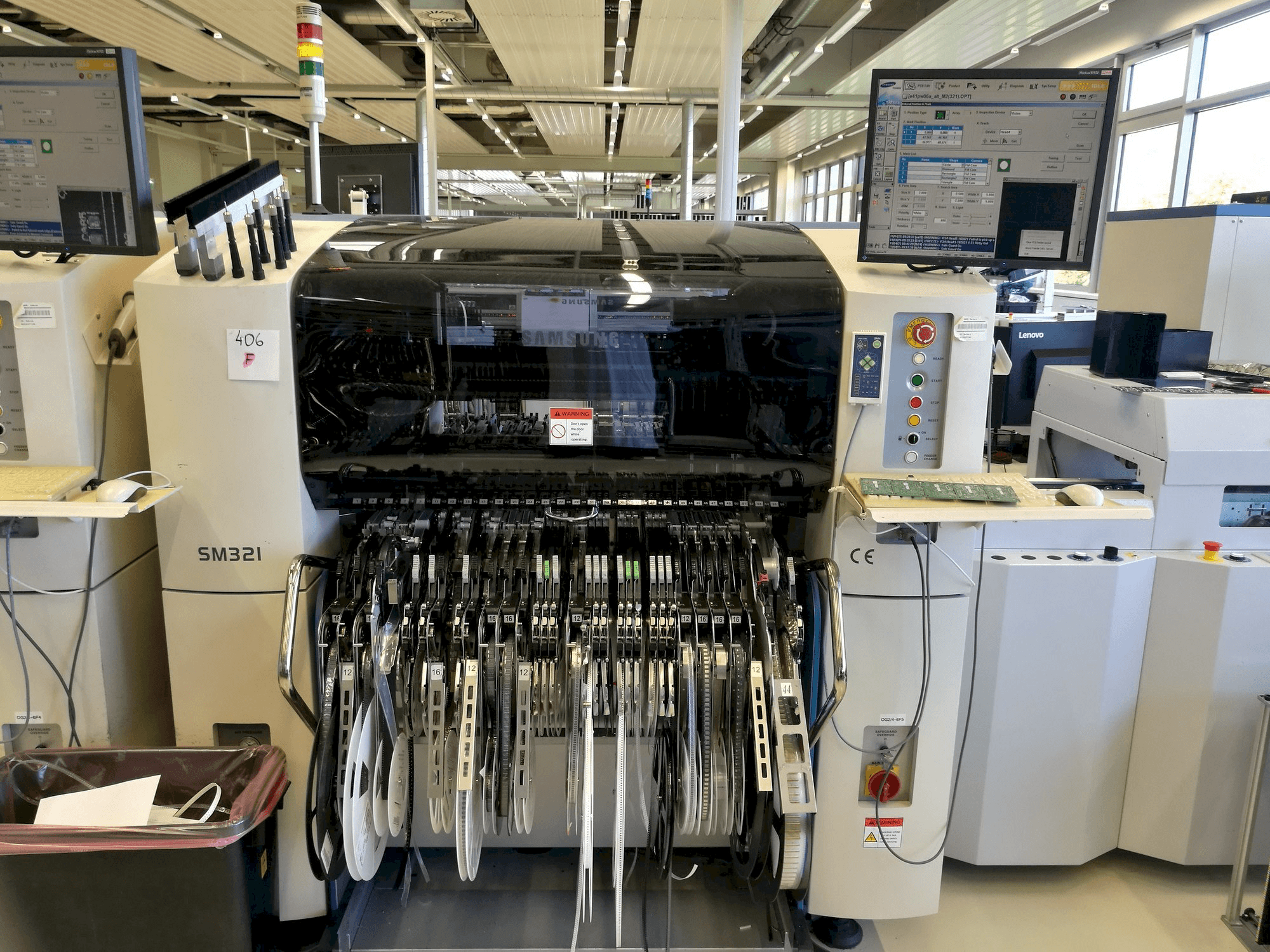 Vista frontale della macchina Samsung SM 321