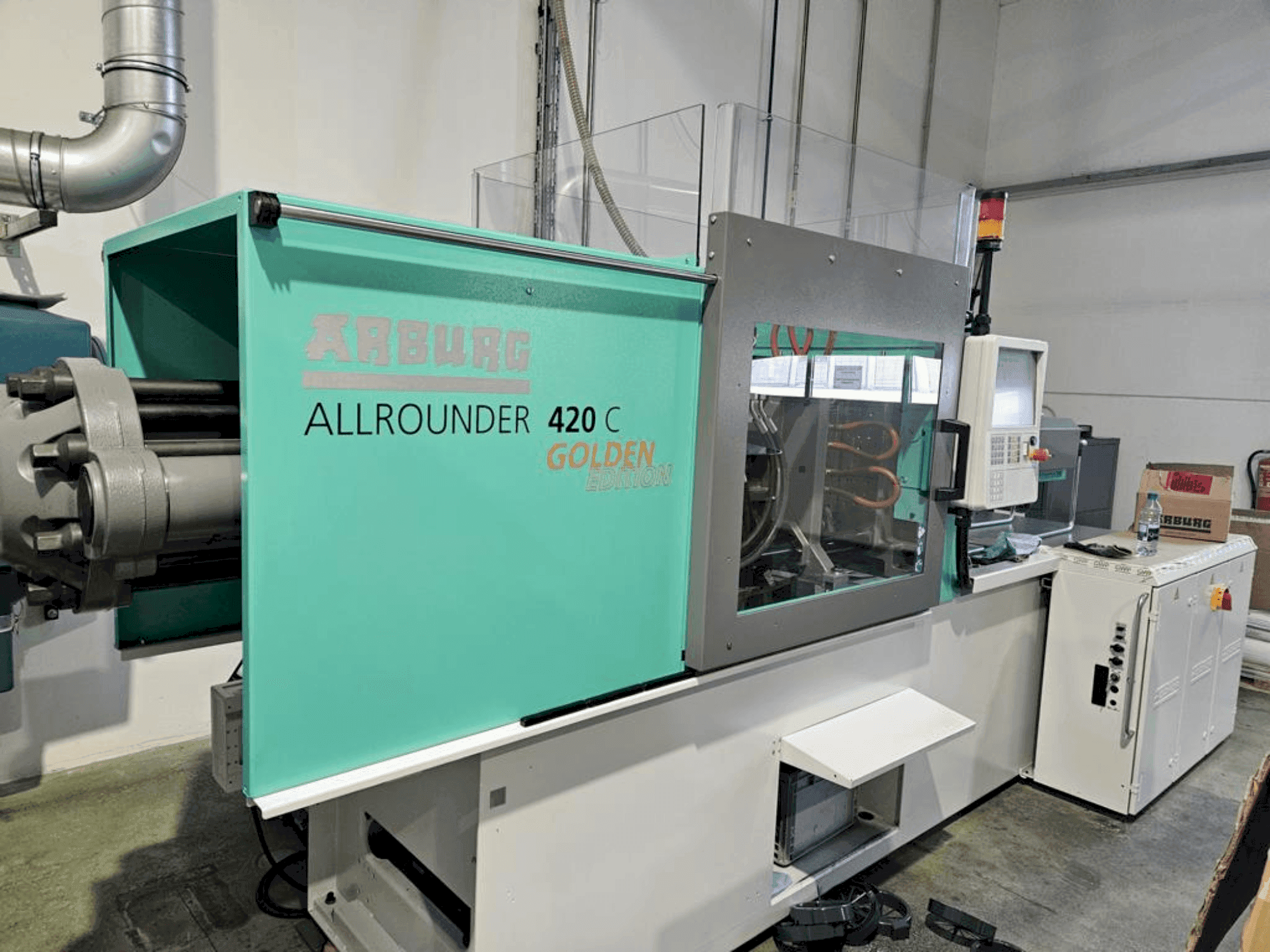 Vista frontale della macchina Arburg Allrounder 420 C 1000 - 290 Golden Edition