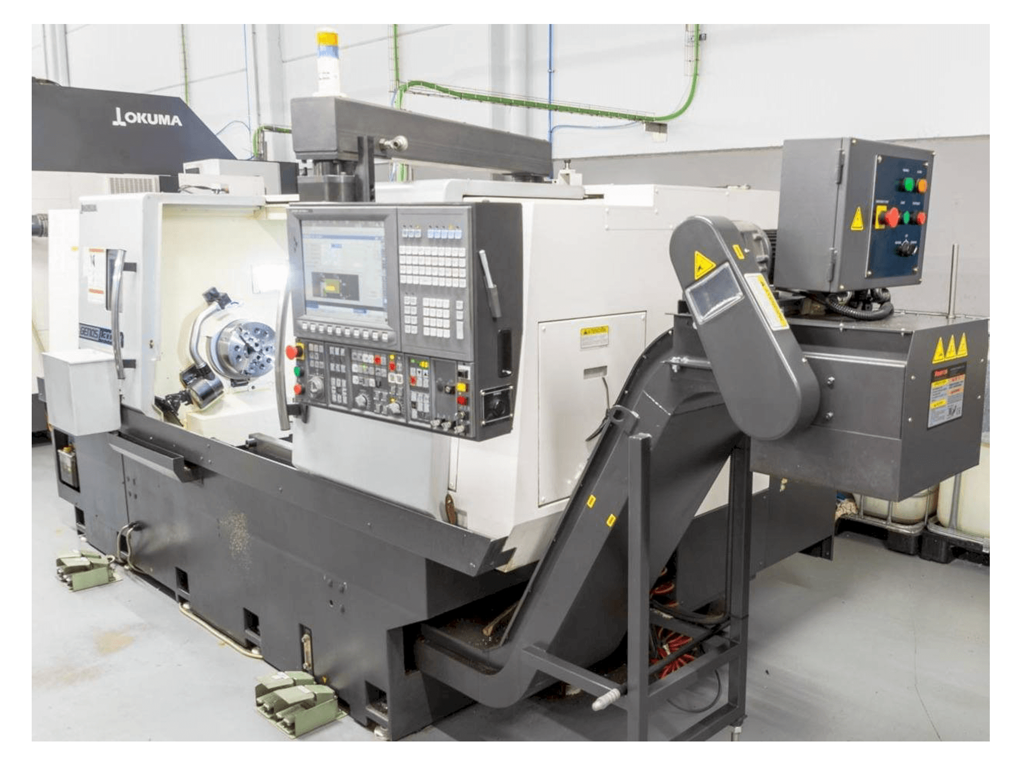 Vista frontale della macchina Okuma Genos L300E-M