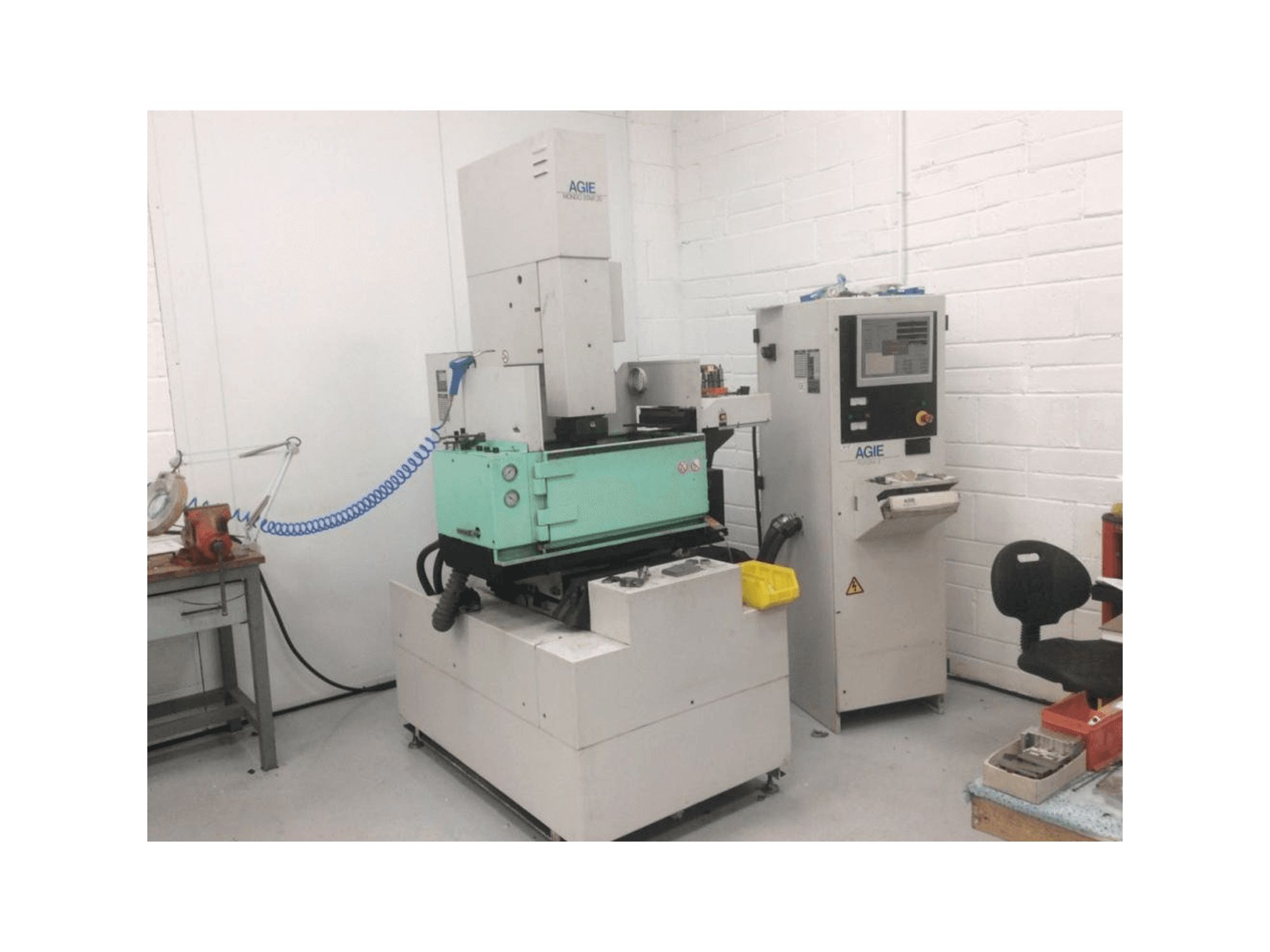 Vista frontale della macchina AGIE Mondo 20 Star