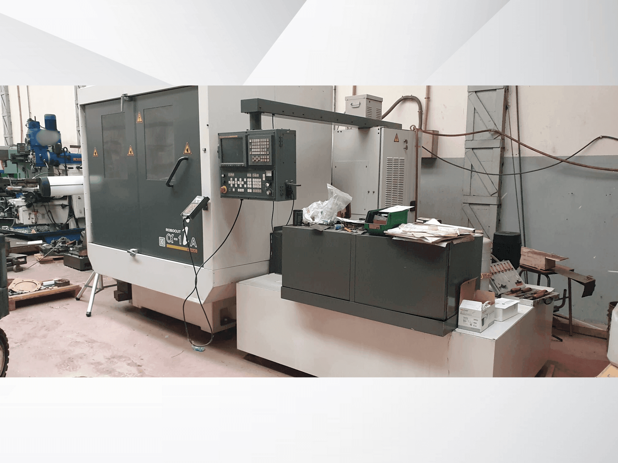 Vista frontale della macchina FANUC Aplha-1iA