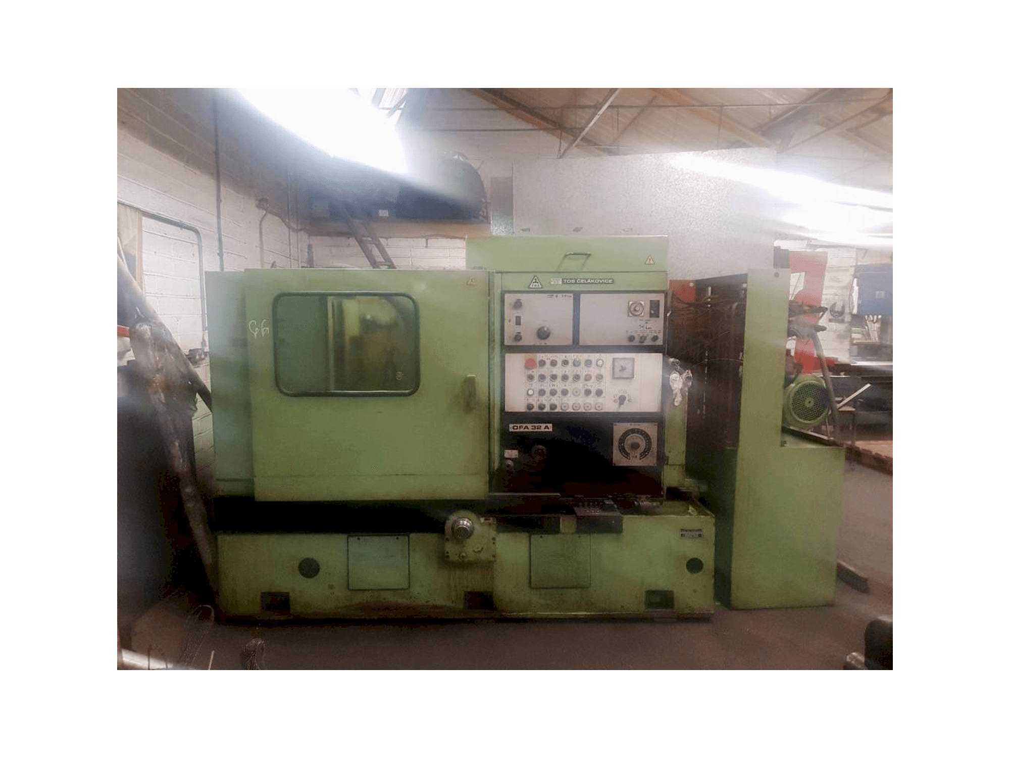 Vista frontale della macchina TOS OFA 32 A