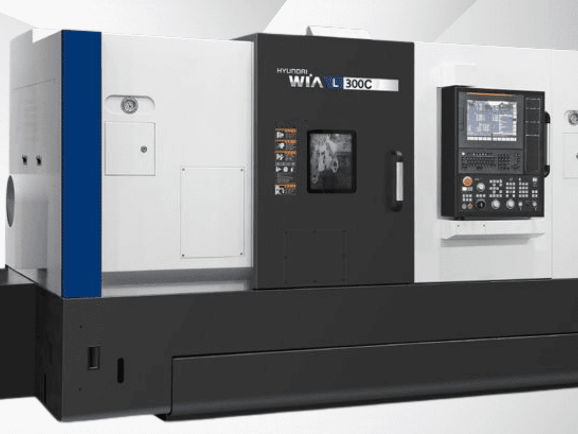 Tornio CNC Hyundai WIA L300C, vista frontale, con pannello di controllo e display operativo. Presenta un design elegante e moderno.