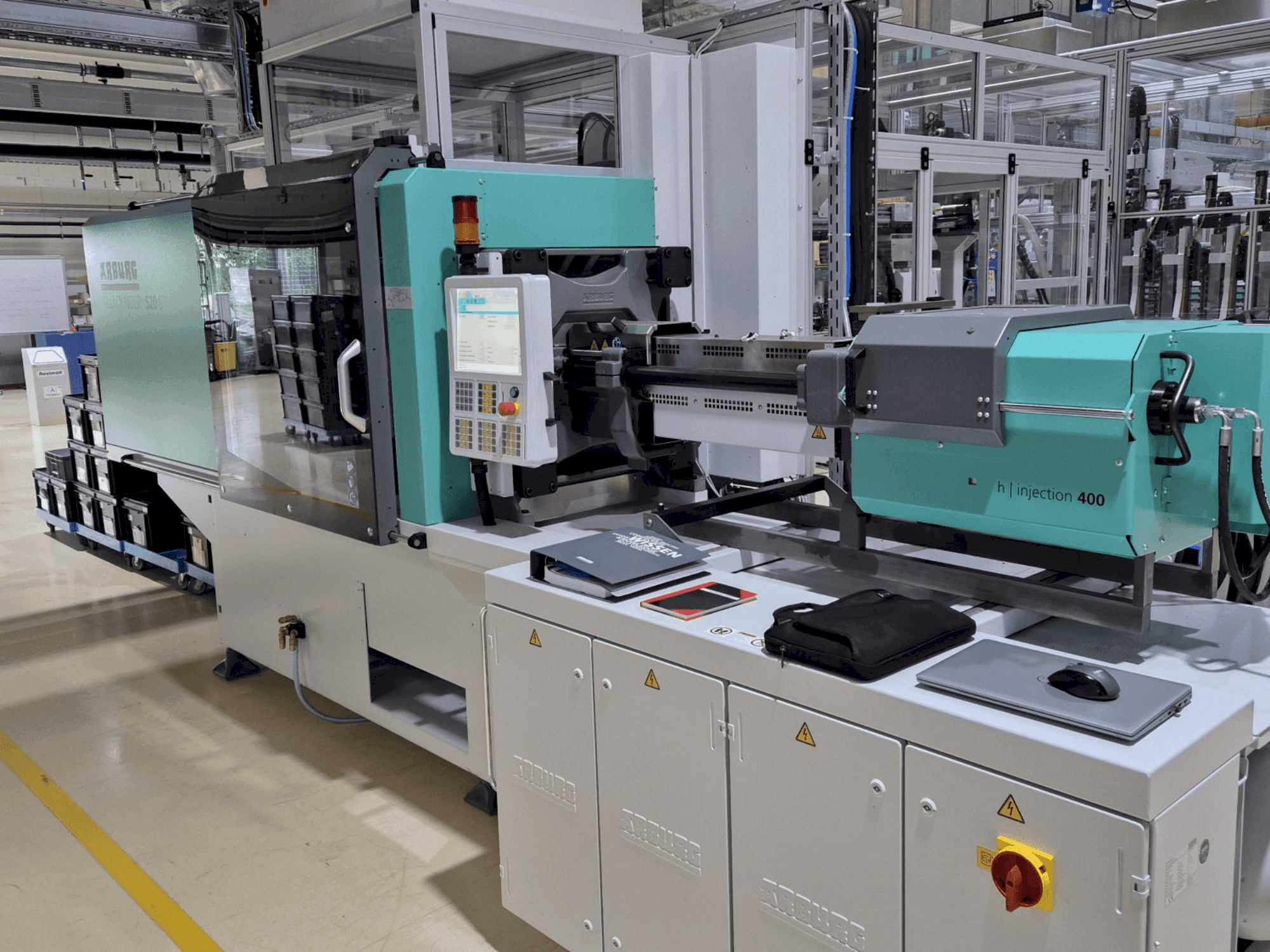 Vista frontale della macchina Arburg Allrounder 520S 1600-400