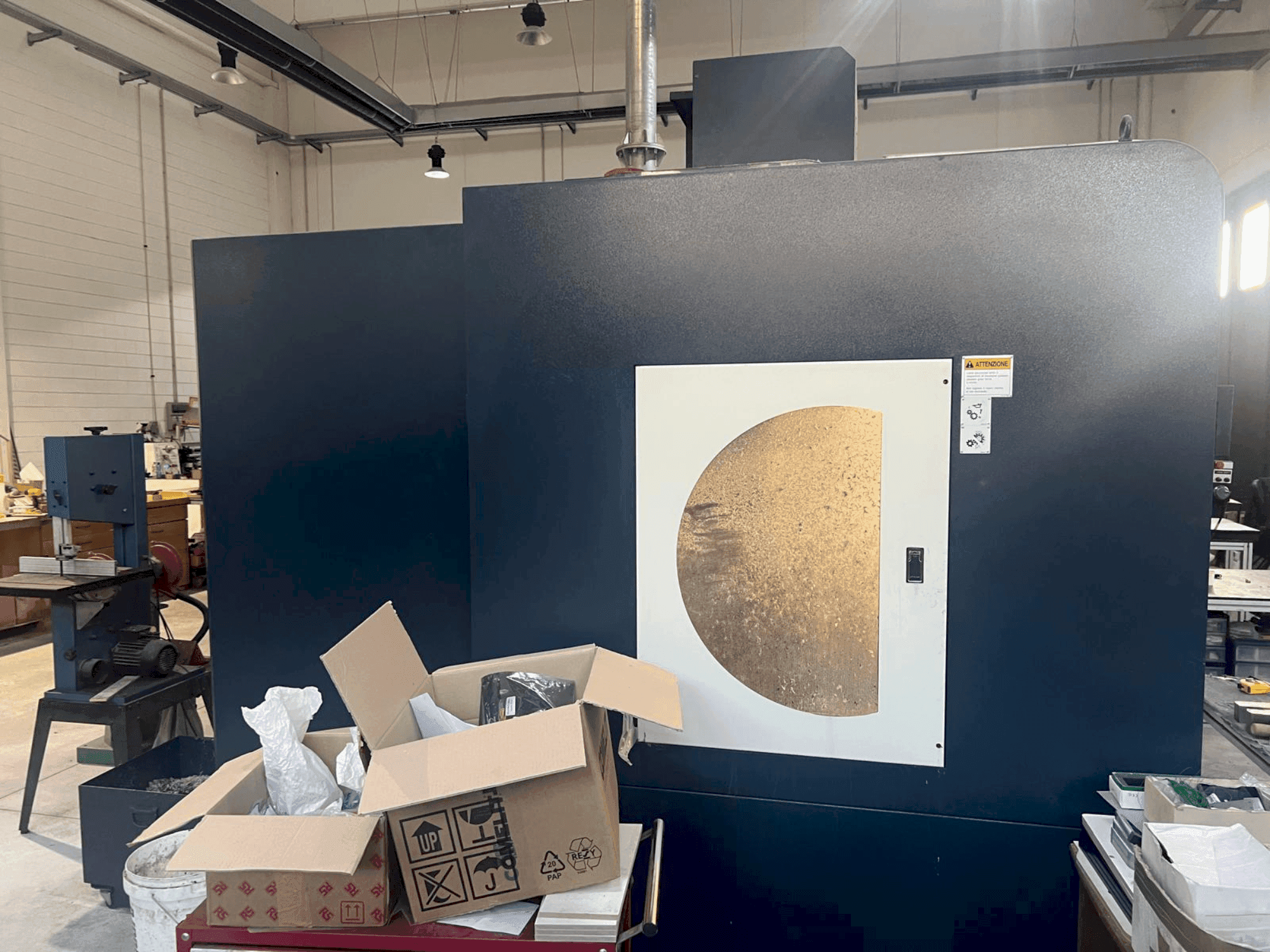 Vista frontale della macchina Johnford Dart VMC 1000A HI TECH