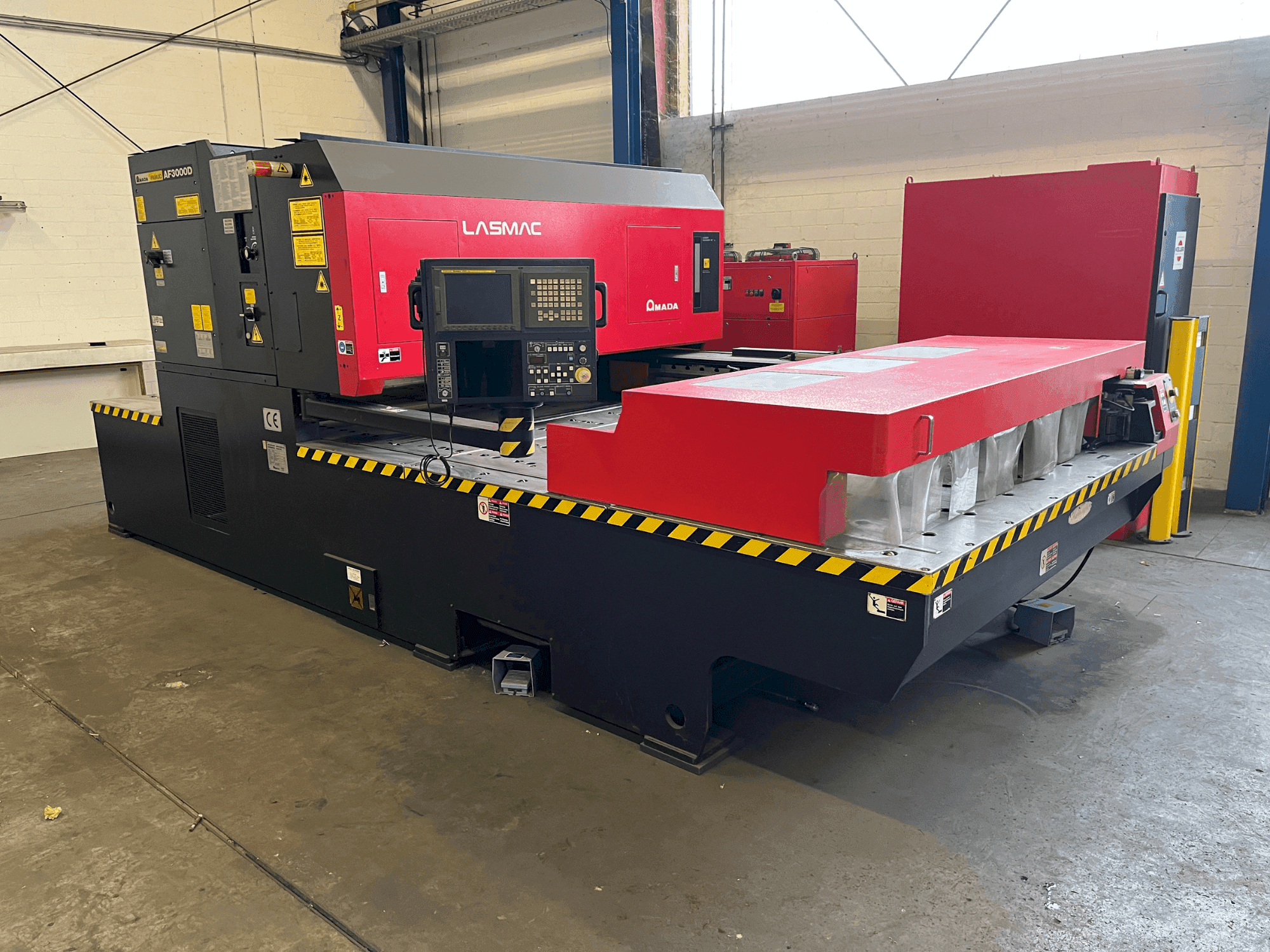 Vista frontale della macchina AMADA LC-2415 A3
