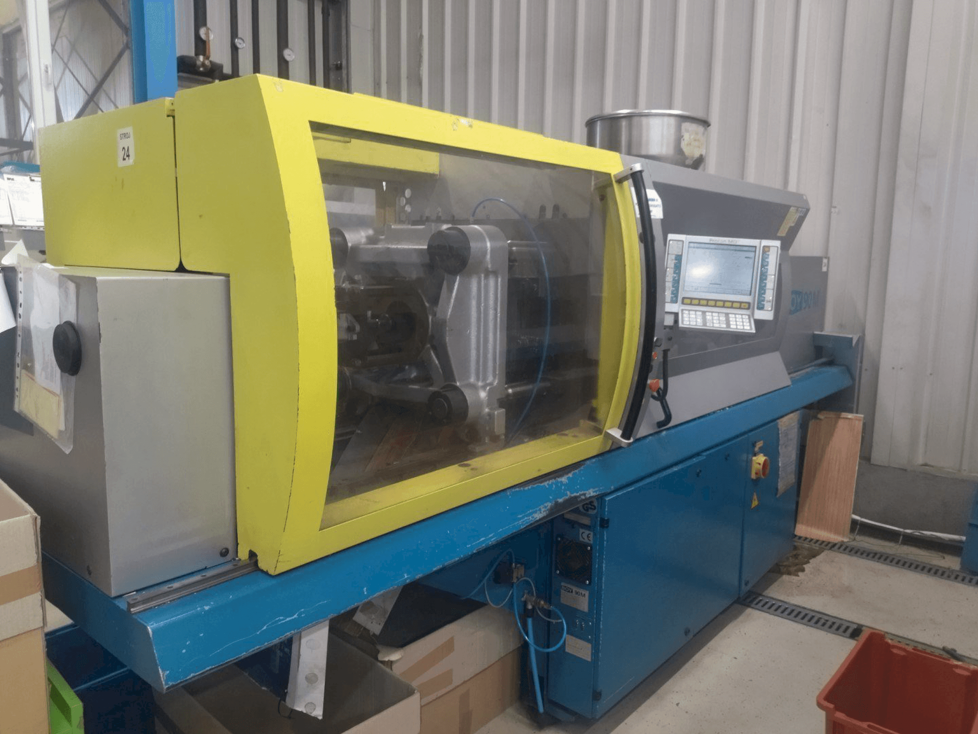 Vista frontale della macchina BOY 90M