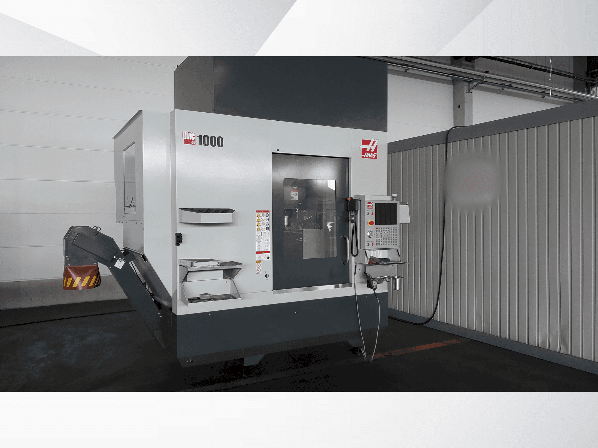 Vista frontale della macchina HAAS UMC 1000