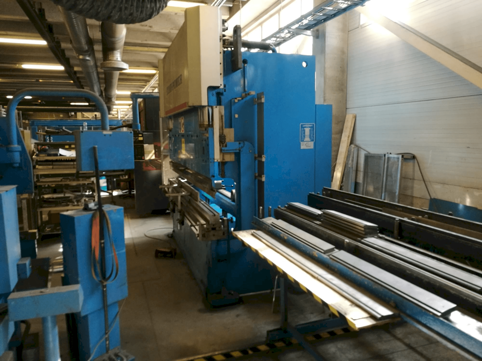 Vista frontale della macchina Finn-Power JAROMET CNC J 100 -3000