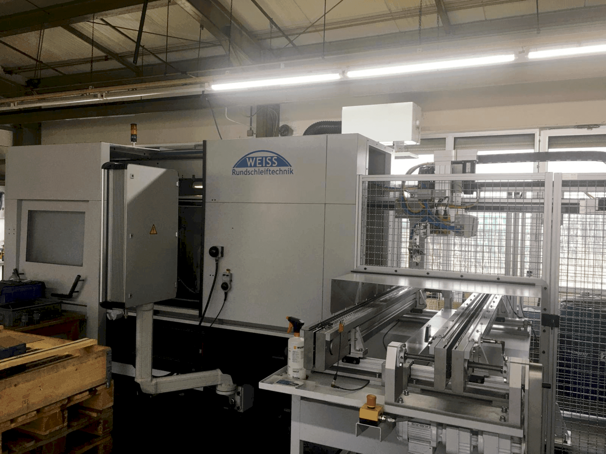 Vista frontale della macchina WEISS Rundschleiftechnik K52