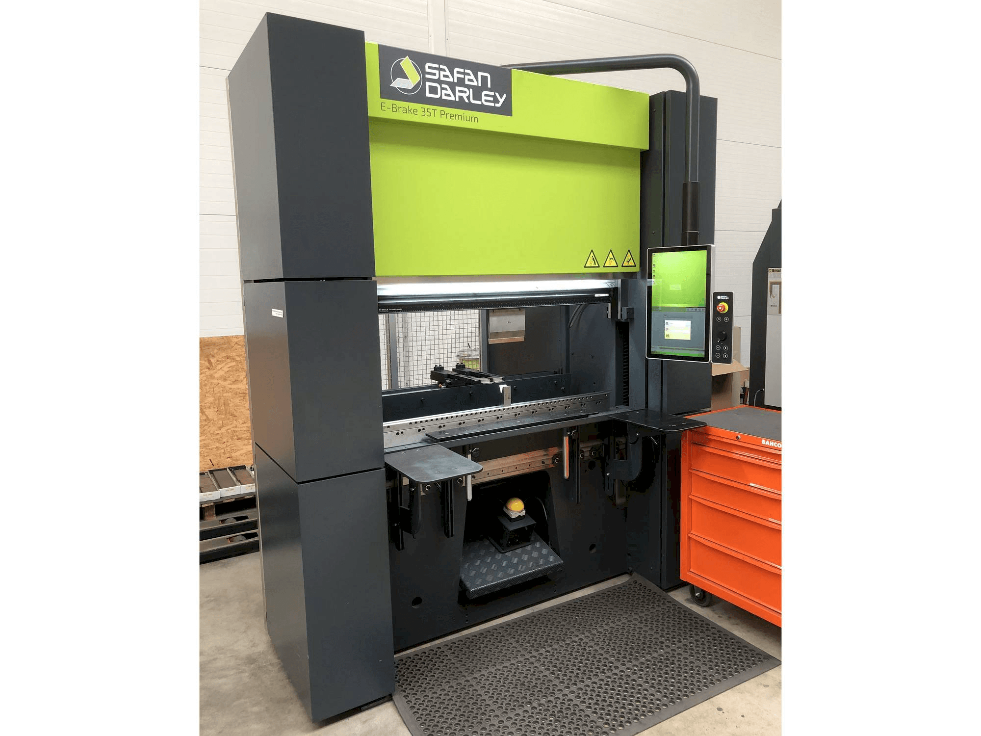 Vista frontale della macchina Safan Darley E-Brake 35T Premium