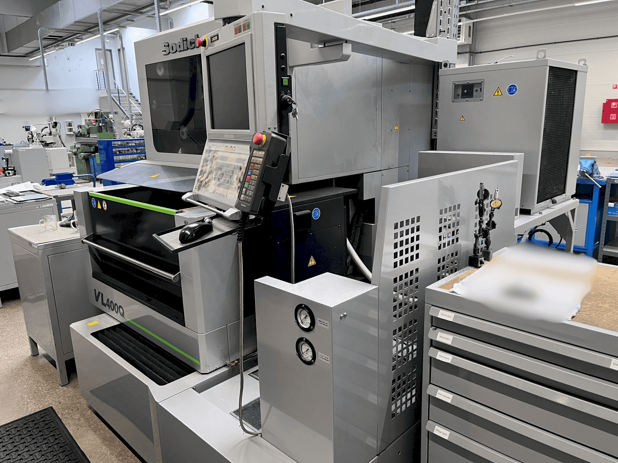 Vista frontale della macchina Sodick VL 400Q