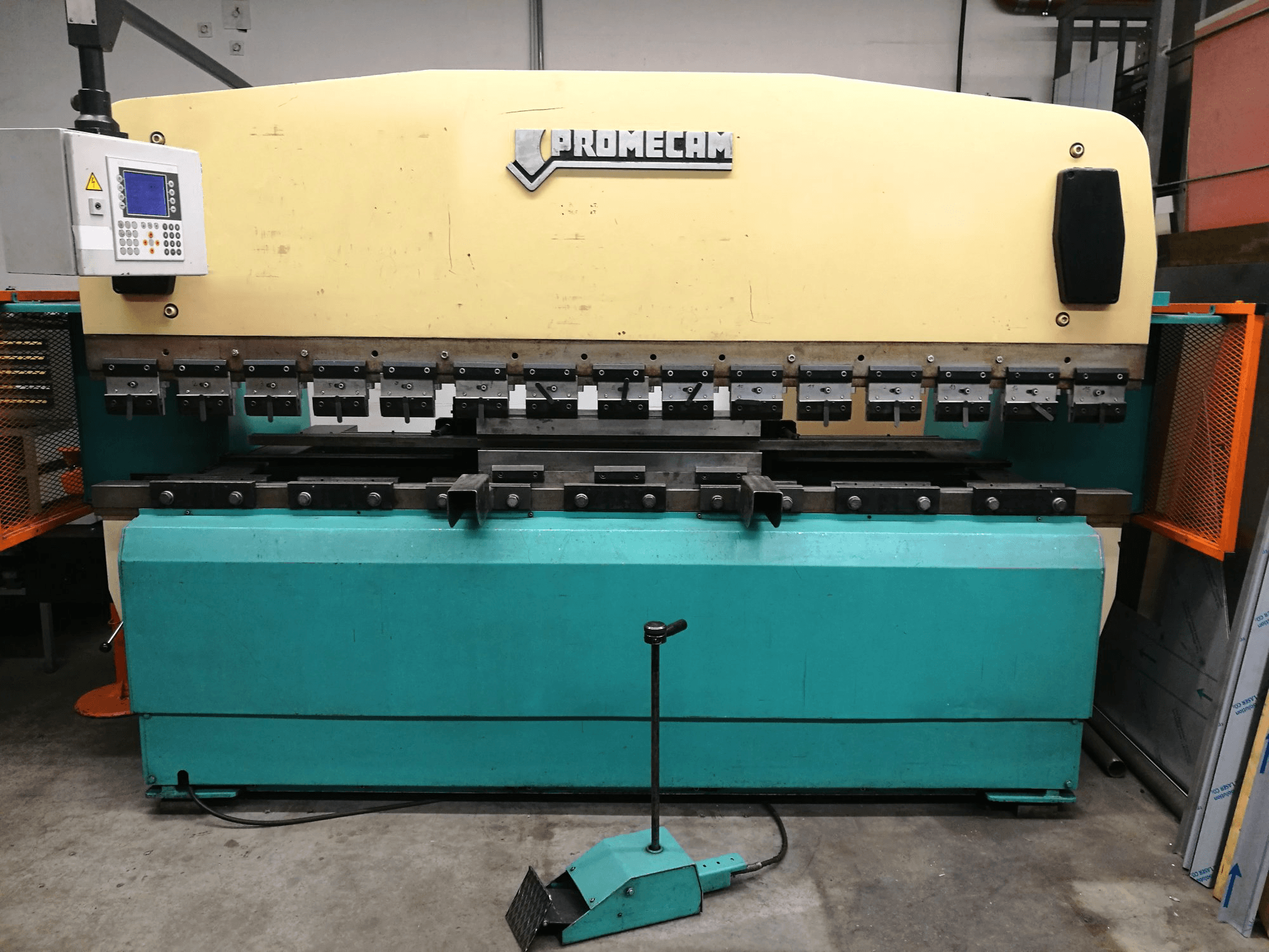 Vista frontale della macchina PROMECAM RG-103