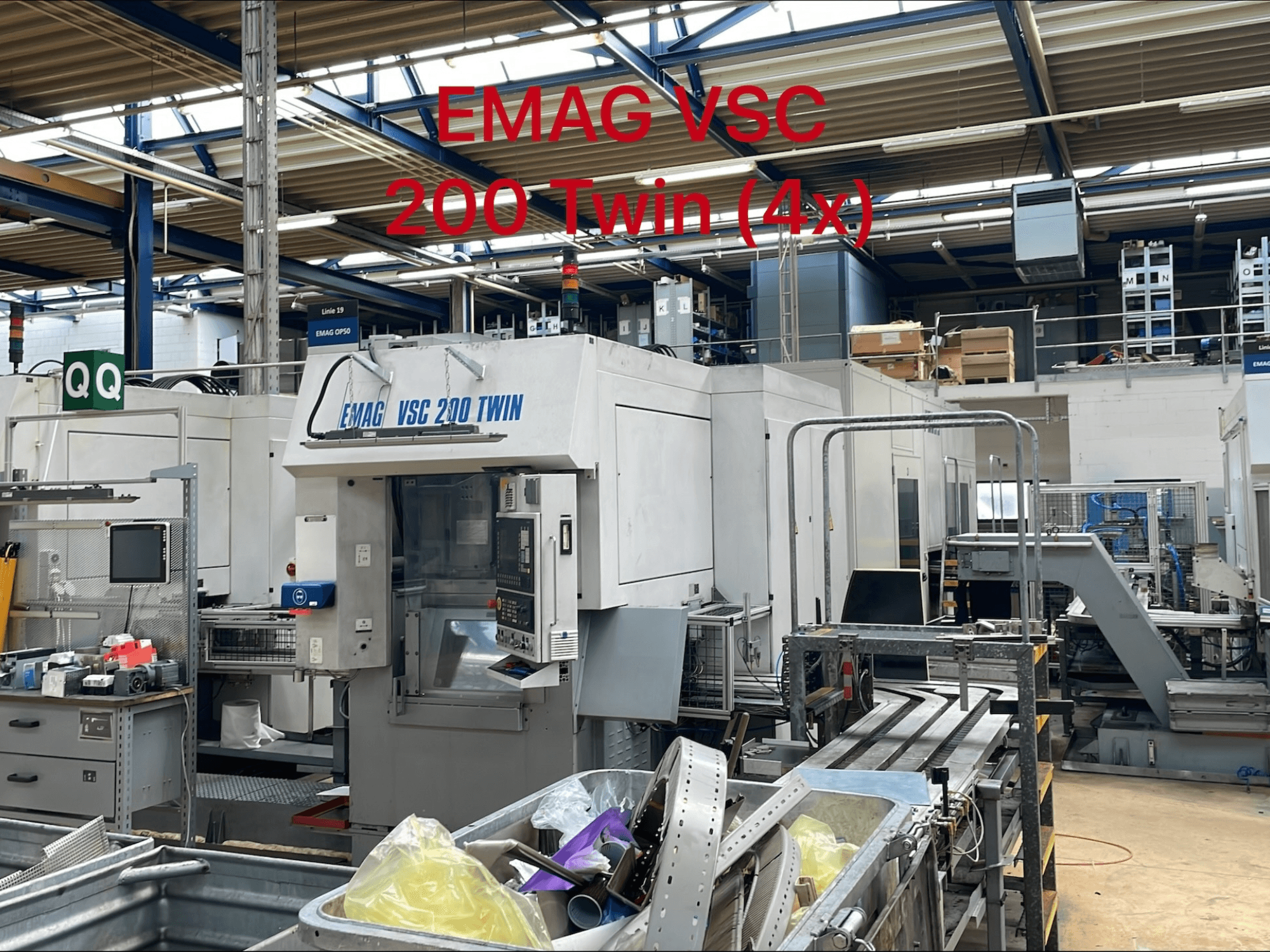 Tornio verticale EMAG VSC 200 TWIN in un ambiente industriale, vista frontale che mostra i comandi e l'area di stoccaggio degli utensili.