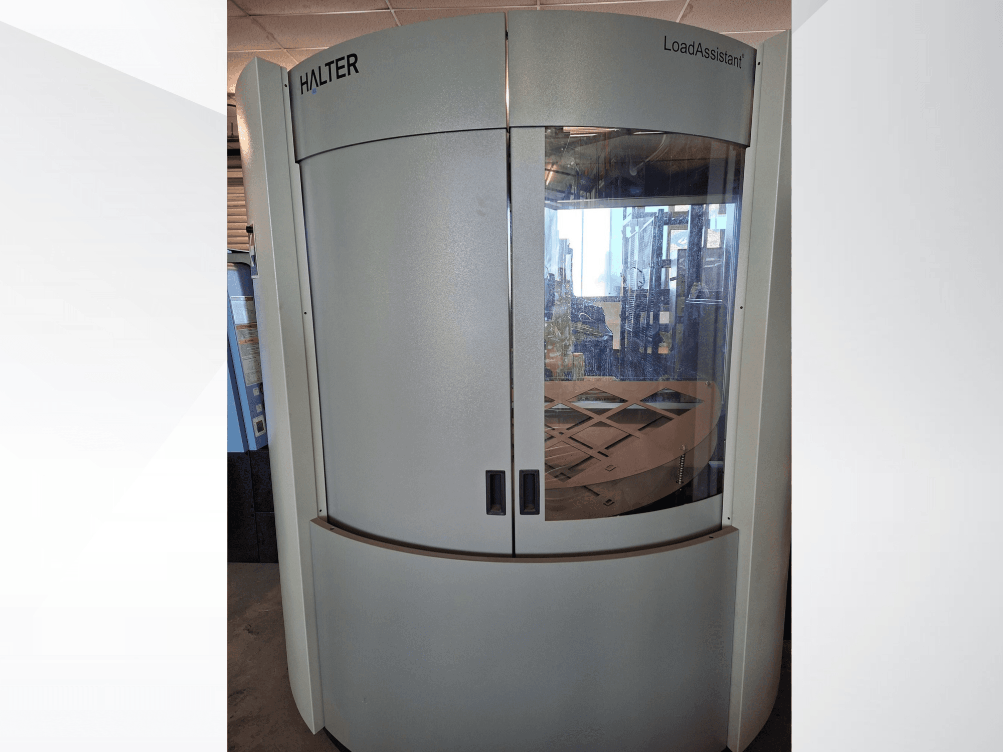 Braccio robotico HALTER LoadAssistant Universal Big 70, vista frontale, che mostra un design elegante con sportelli trasparenti e piattaforma di carico interna.