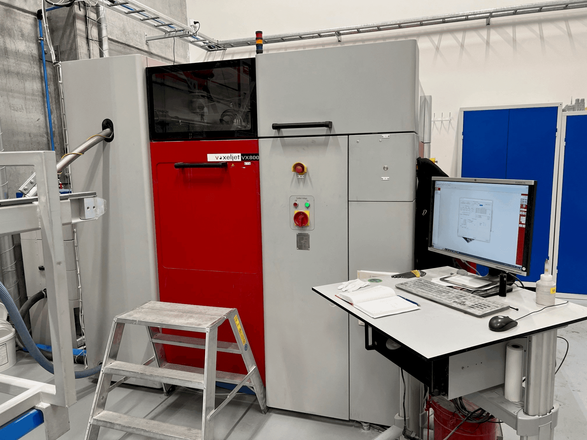 Vista frontale della macchina VOXELJET VX800 (2010)