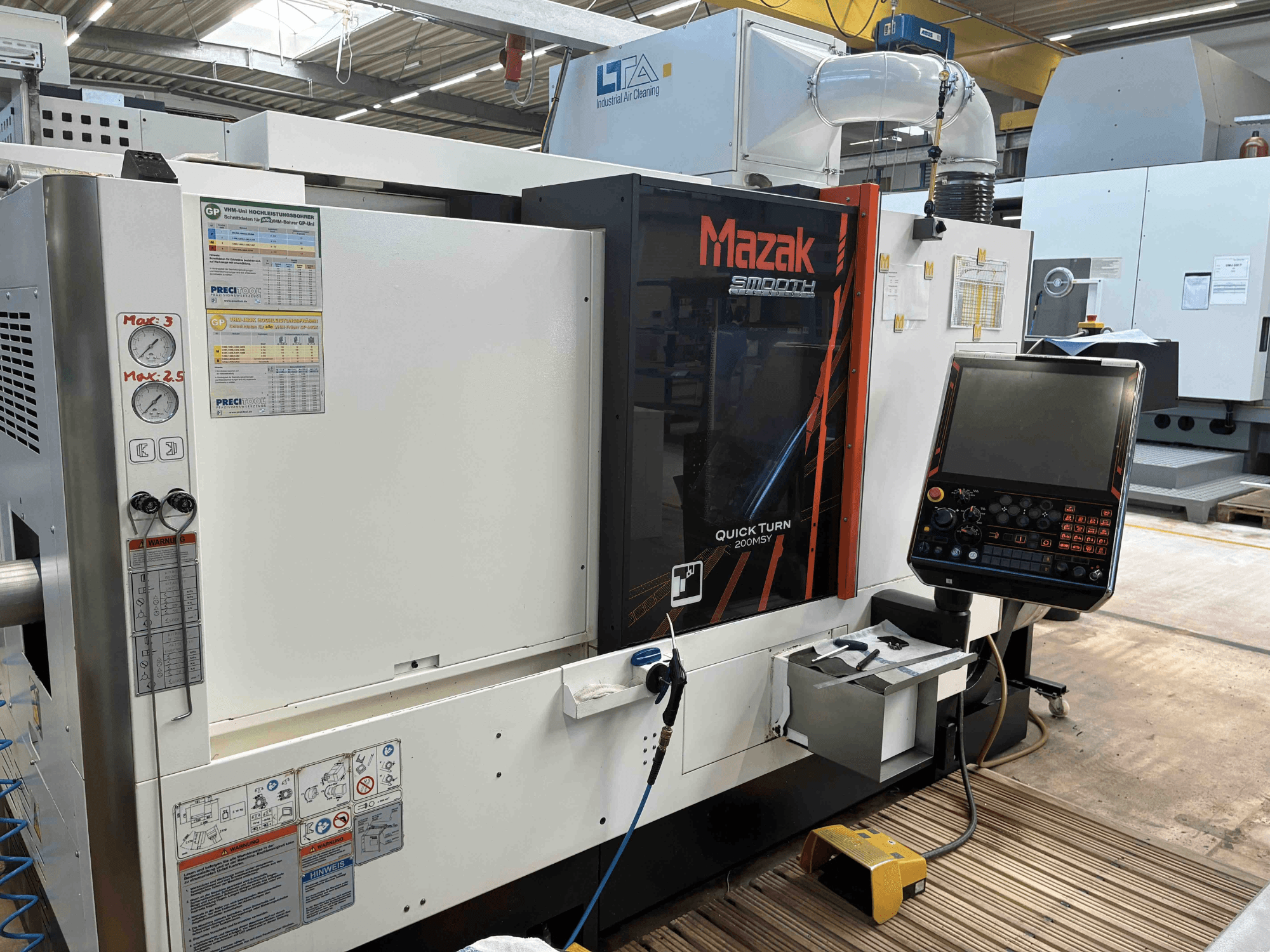 Centro di tornitura Mazak Quick Turn Smooth 200MSY, vista frontale che mostra il pannello di controllo e gli indicatori operativi.