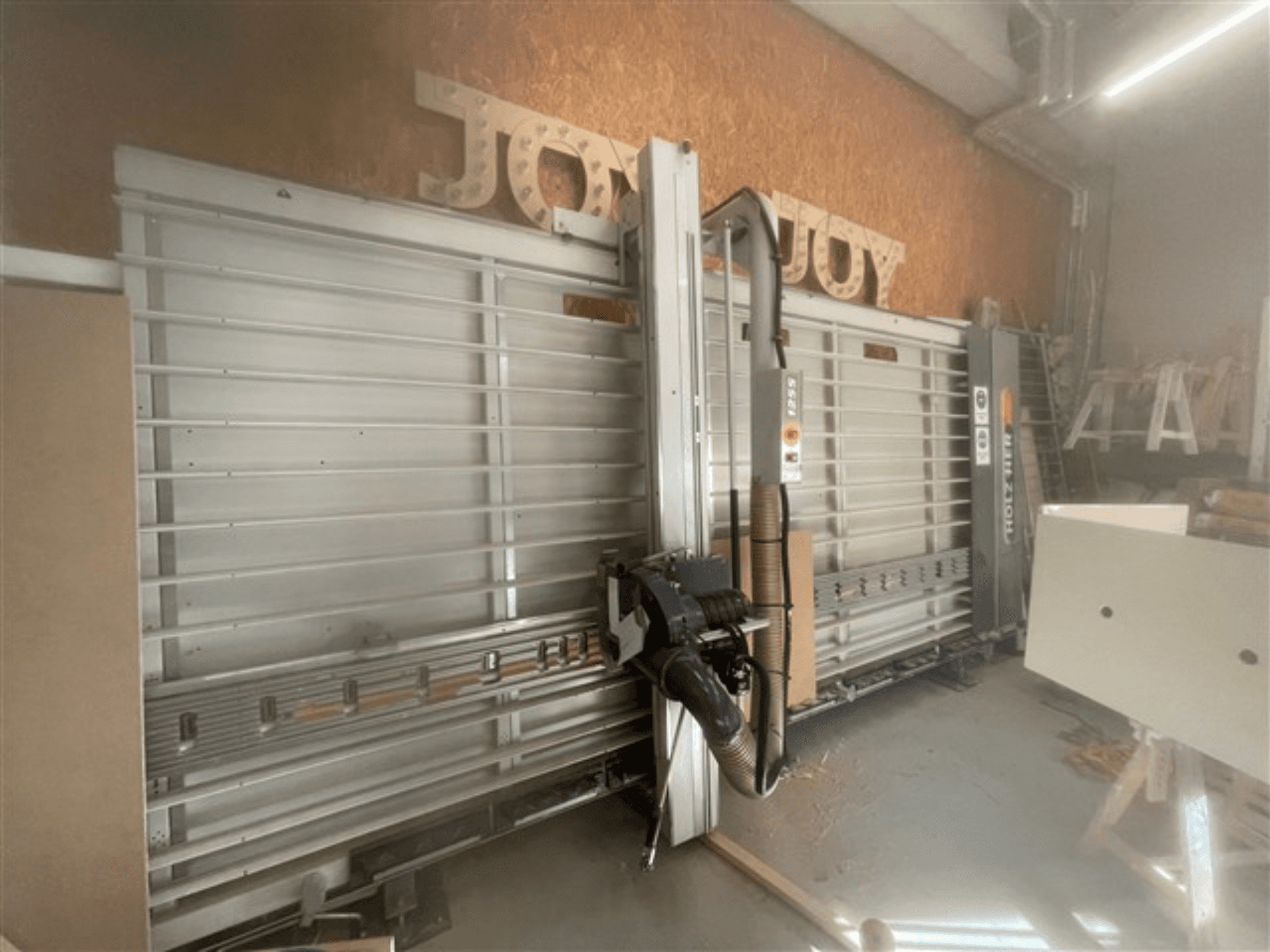 Sezionatrice orizzontale per pannelli, marca Holz-Her, vista laterale, mostra la lama, l'aspirazione della polvere e lo spazio di stoccaggio.