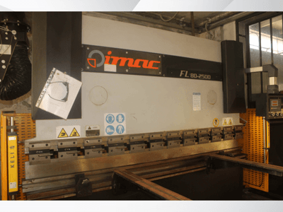 Curvatrice IMAC FL 80-2500, vista frontale, con pannello di controllo, avvertenze di sicurezza e componenti di utensili metallici.