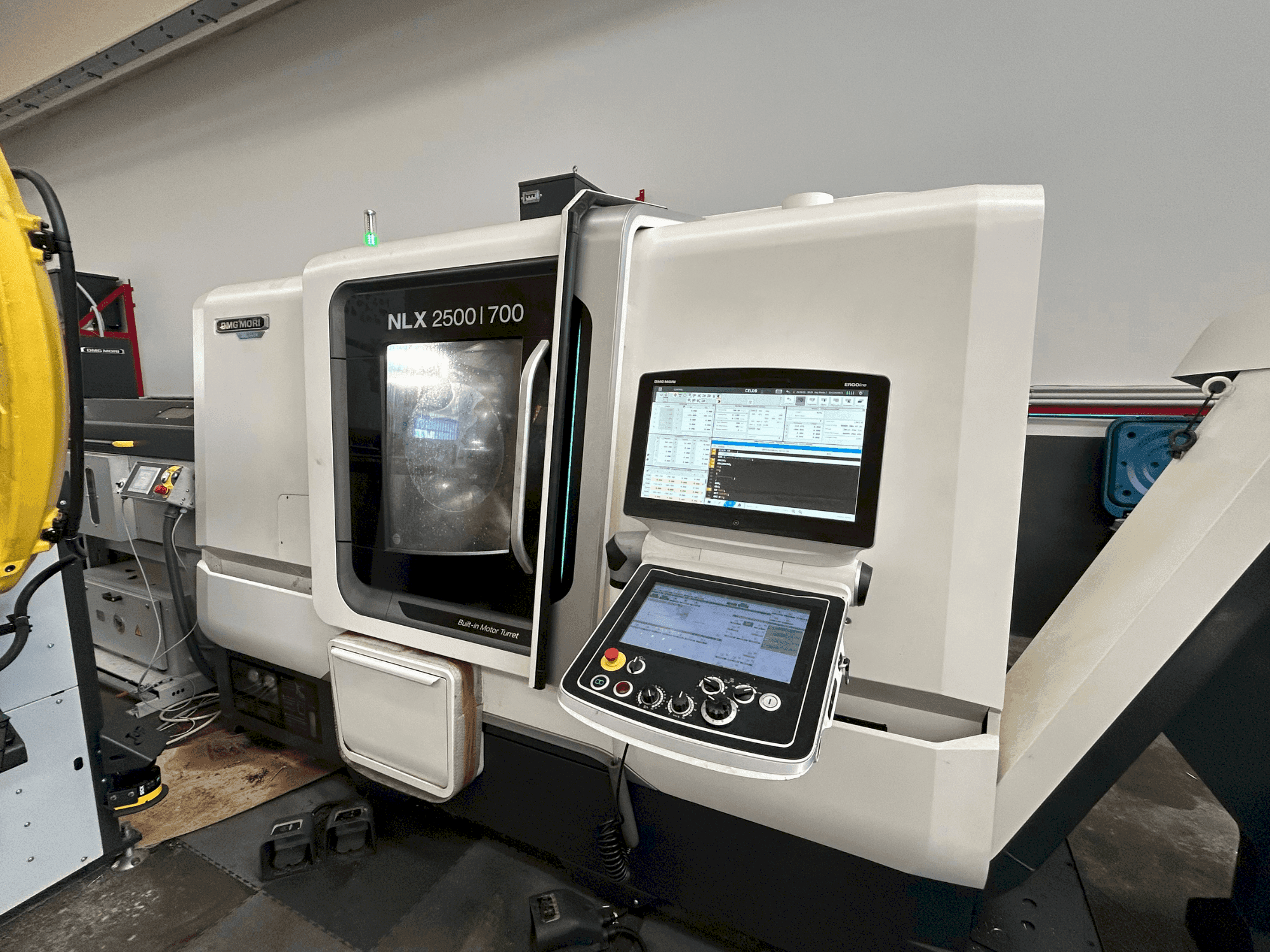 Vista frontale della macchina DMG MORI NLX 2500 SY / 700