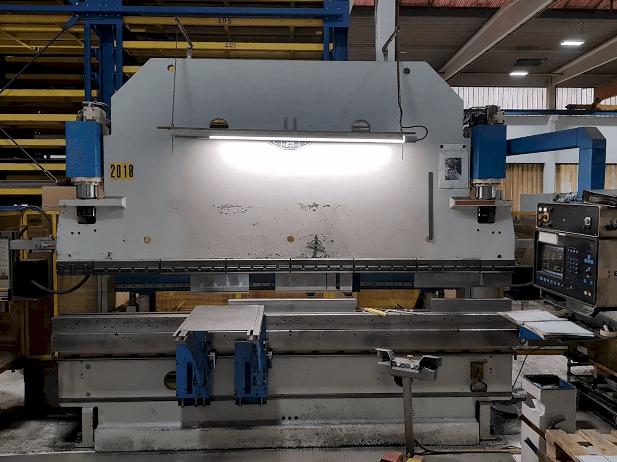 Vista frontale della macchina EHT EHPS 11-35