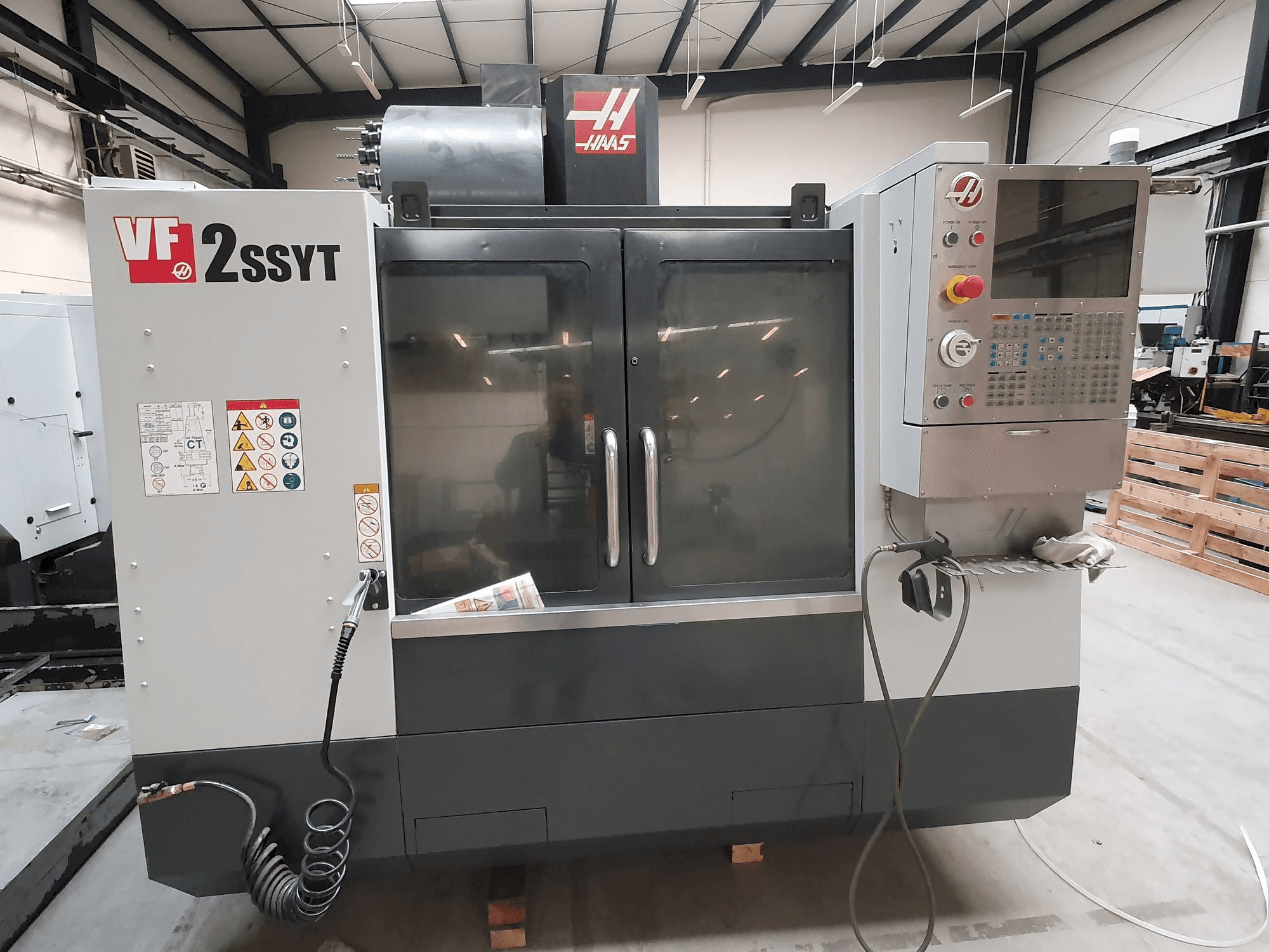 Vista frontale della macchina HAAS VF-2SSYT