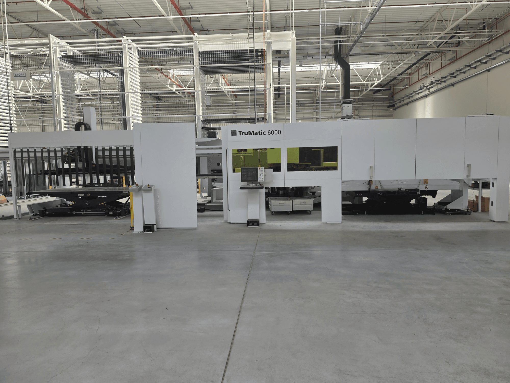 Sistema automatizzato per la lavorazione della lamiera TRUMPF TruMatic 6000, vista frontale, con pannello di controllo e area di carico.