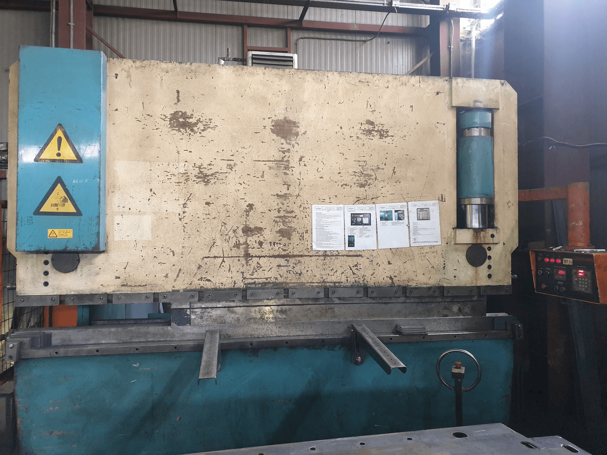 Vista frontale della macchina GIZELIS PB 130/3000