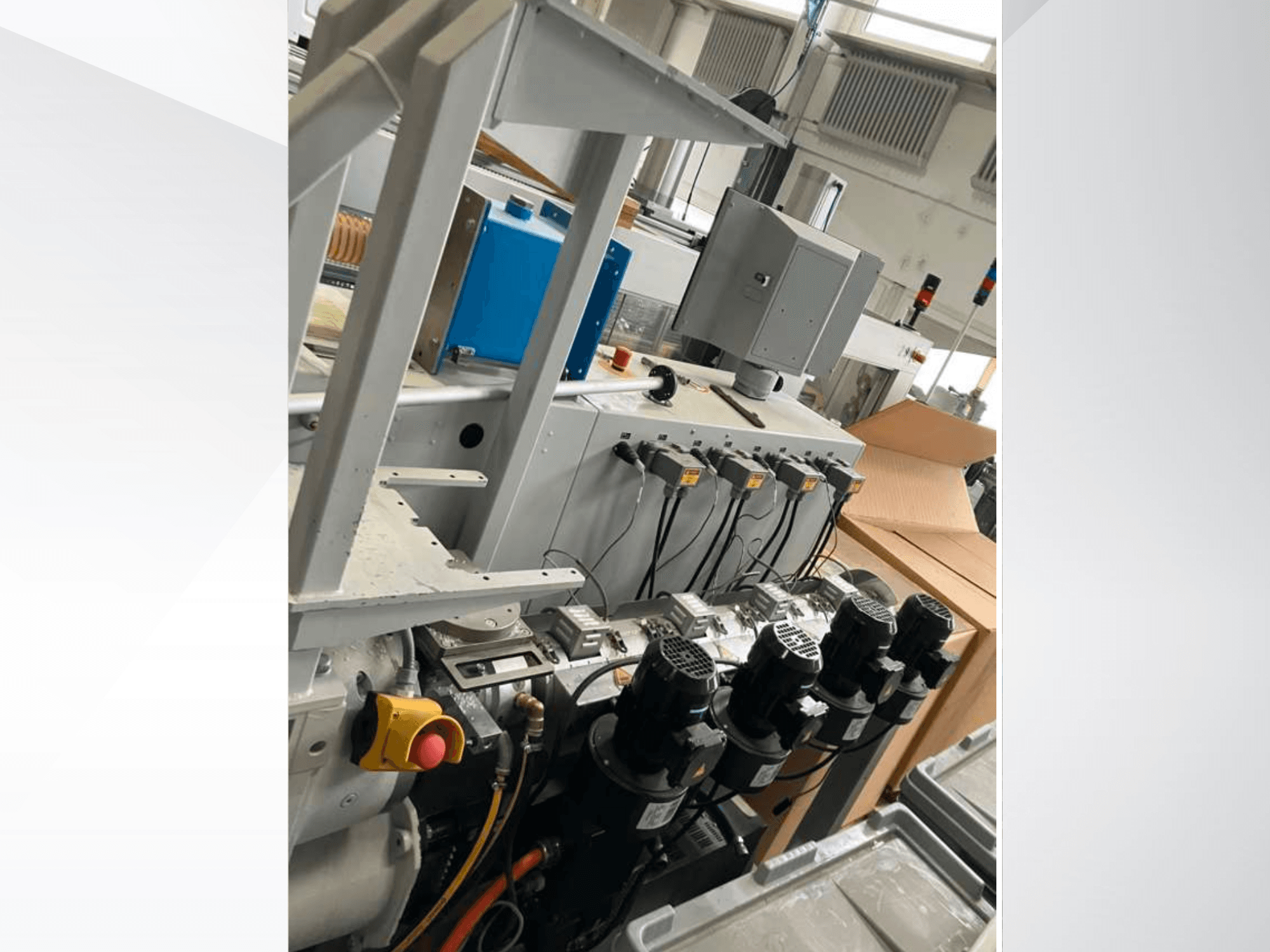 Estrusore monovite Krauss Maffei KME 45 XS, vista laterale che mostra il pannello di controllo, i motori e i vari componenti.