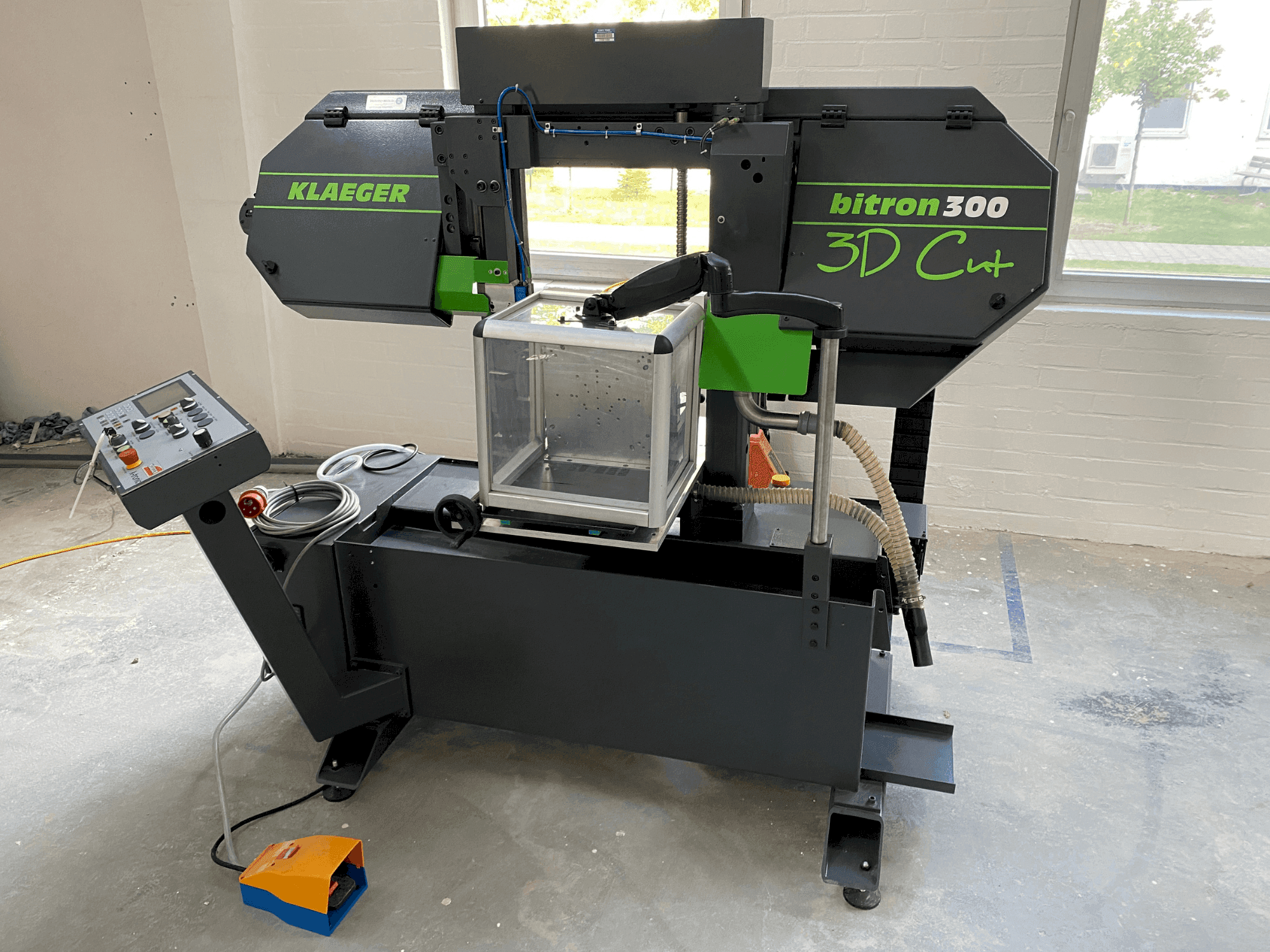 Vista frontale della macchina Klaeger Bitron 300 3D Cut