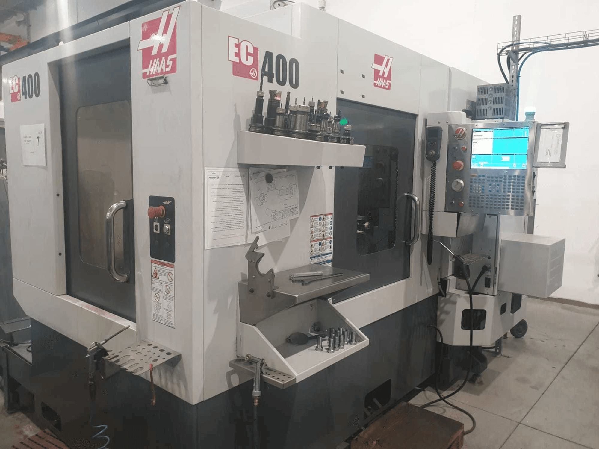 Vista frontale della macchina HAAS EC400