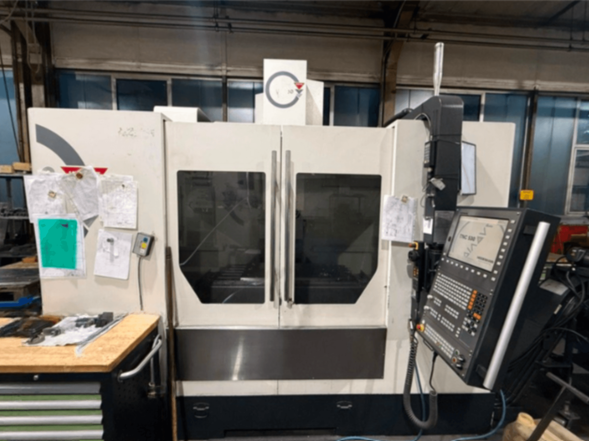 Centro di lavoro verticale rapido WEMAS VZ 1250 in vista frontale, con pannello di controllo e due grandi porte trasparenti.