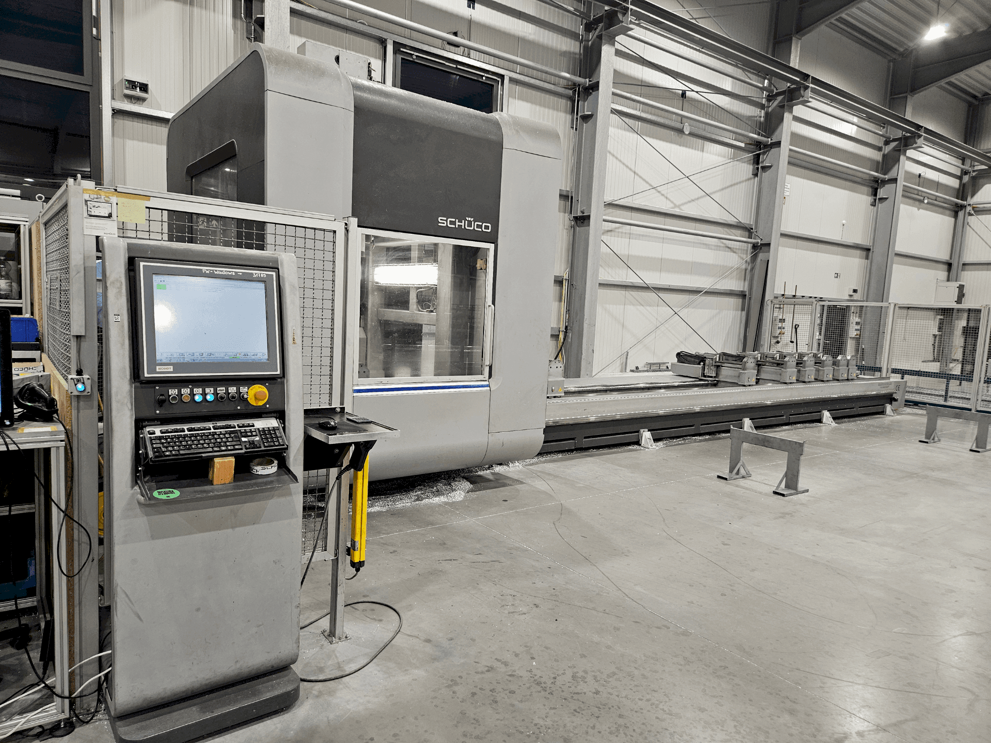 Vista frontale della macchina SCHÜCO DC 500